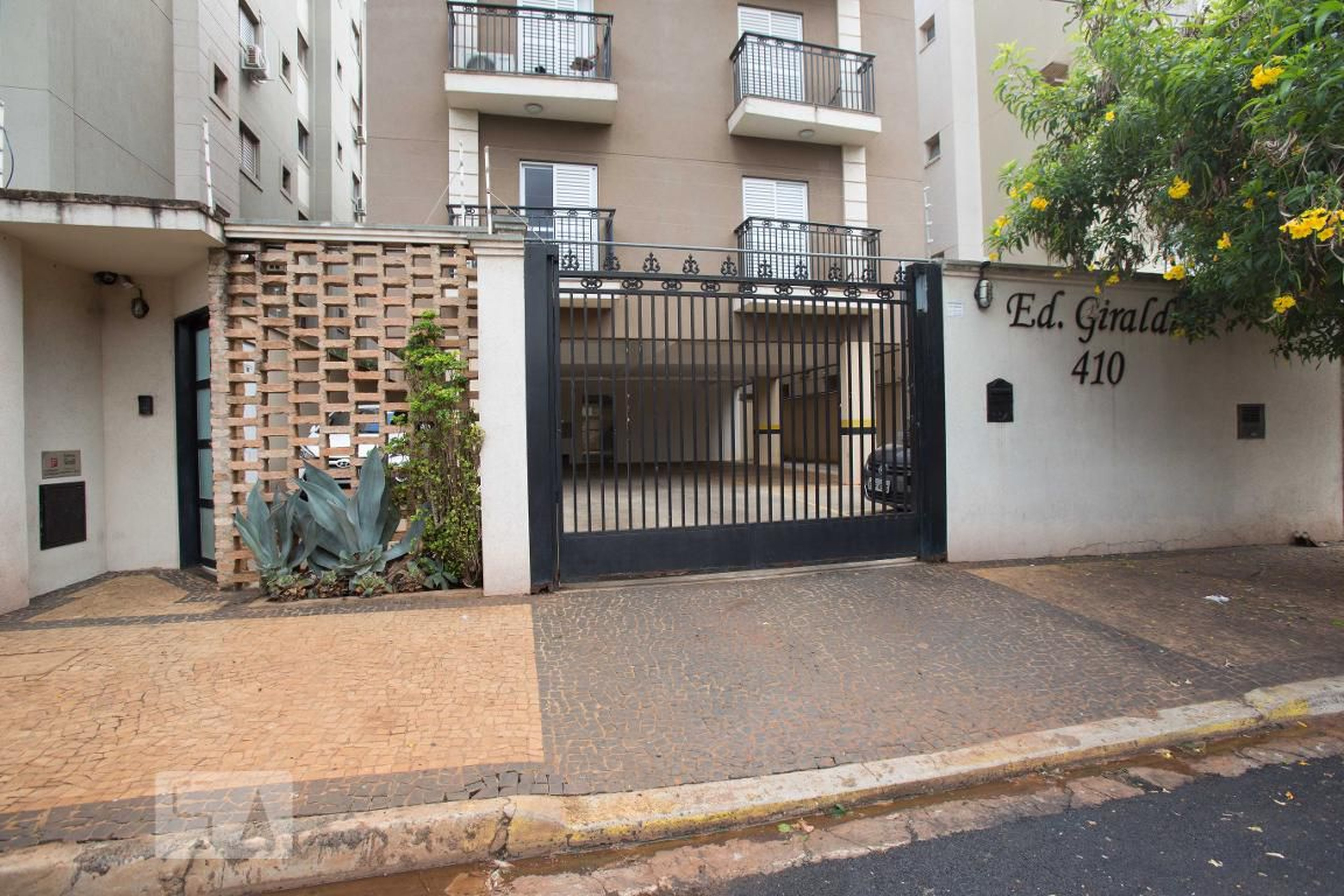 Fachada Condomínio em Rua Horácio Pessini, 410