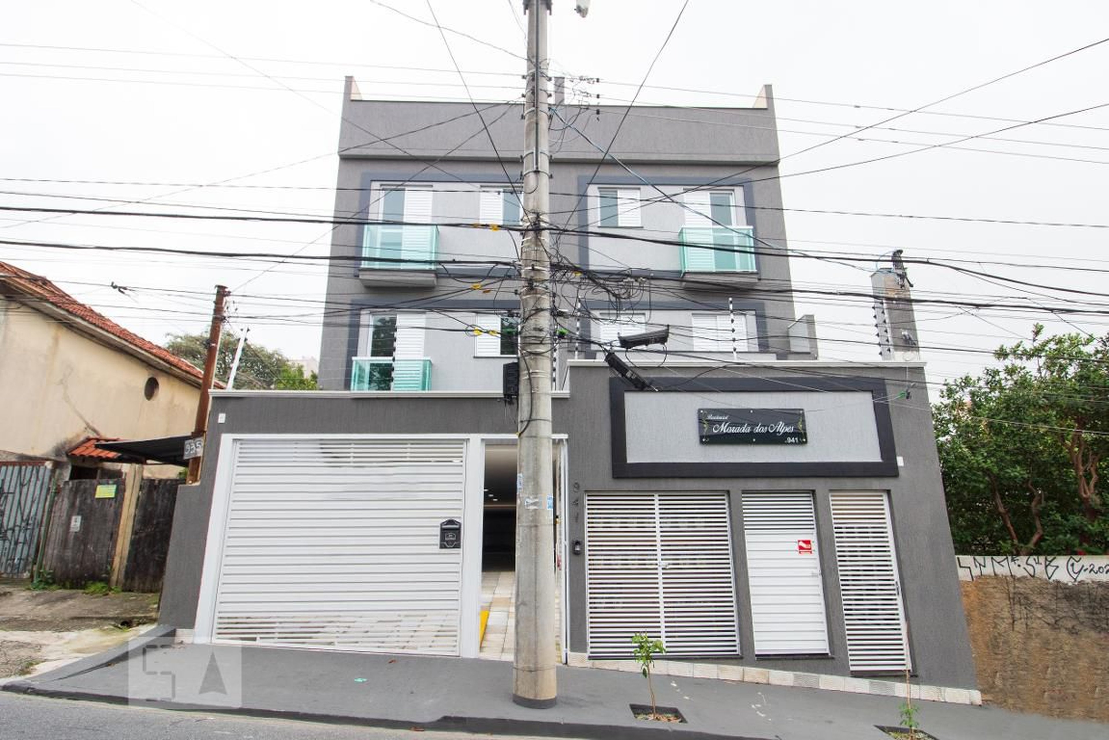 Fachada do Condomínio Condomínio Morada dos Alpes