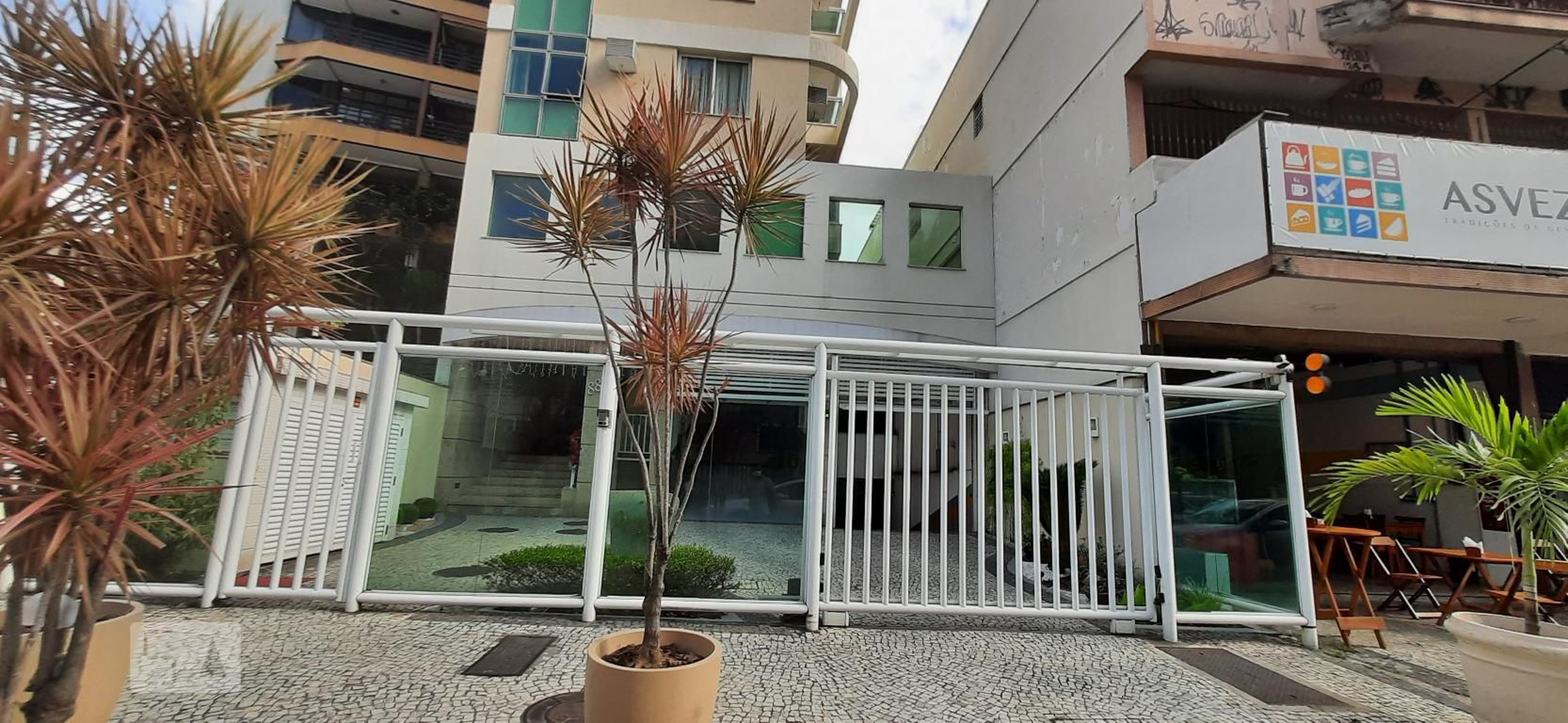 Fachada Condomínio em Rua Noronha Torrezão, 100