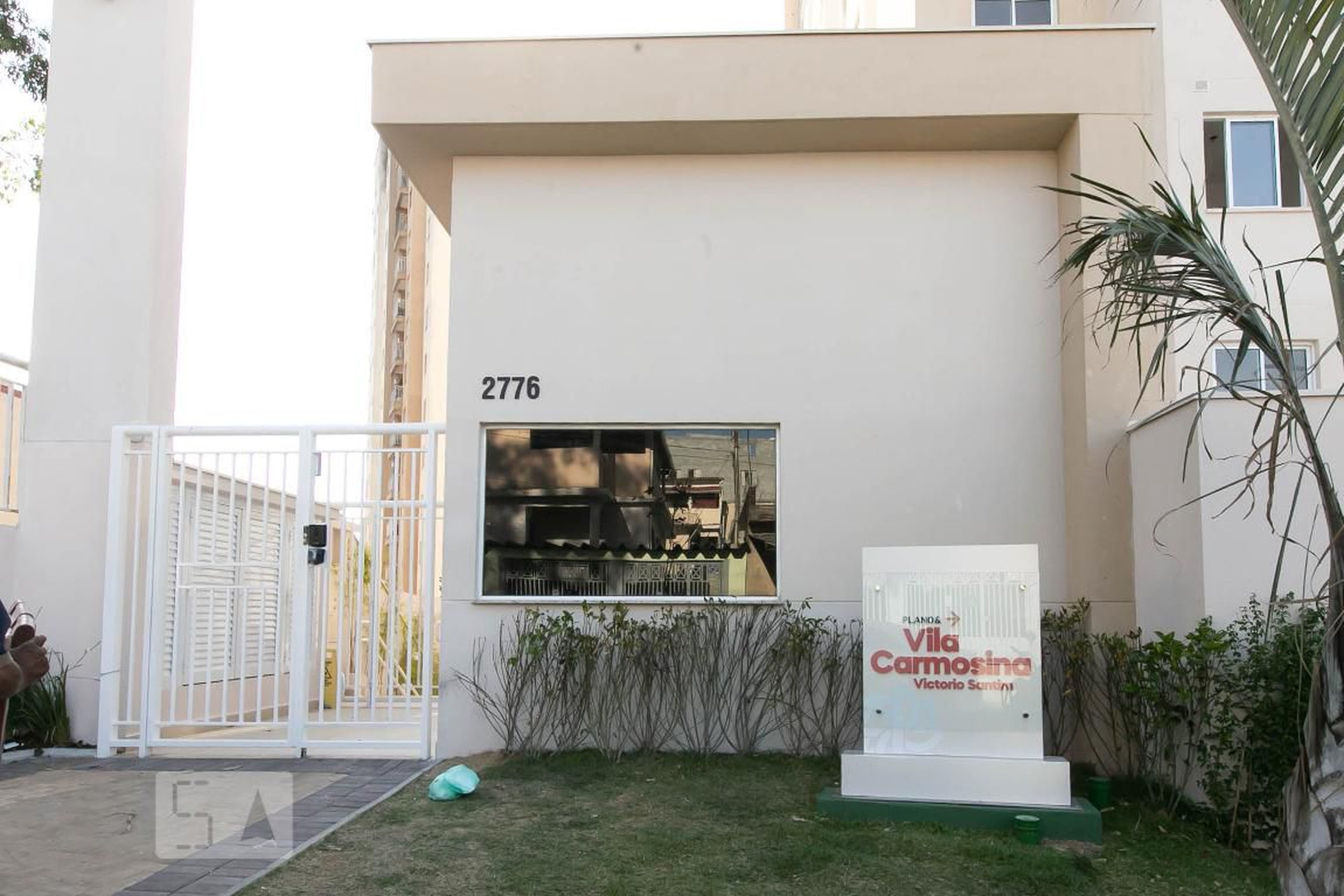 Fachada do Condomínio Condomínio Plano Vila Carmosina