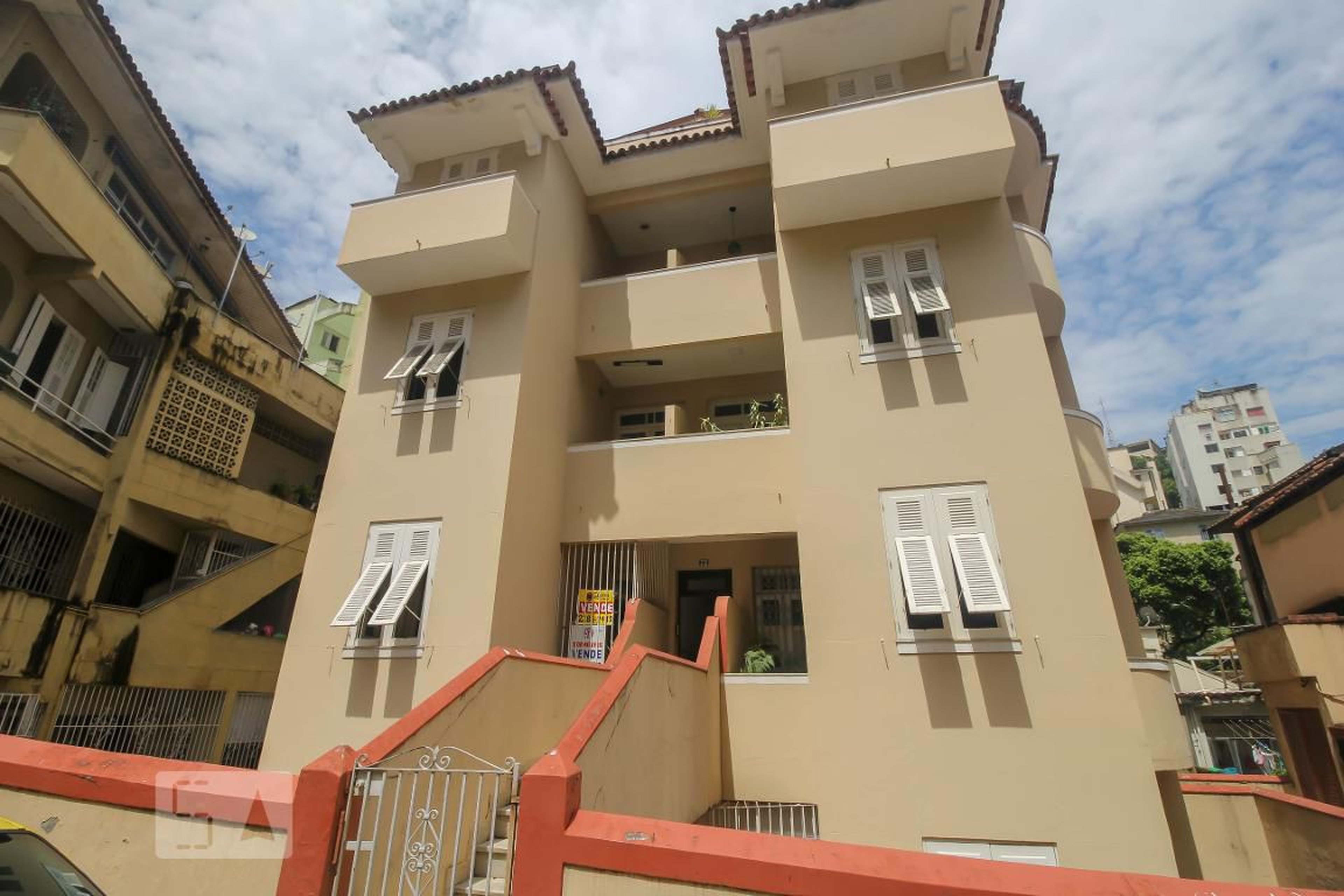 Fachada do Prédio Condomínio em R. Monte Alegre, 72