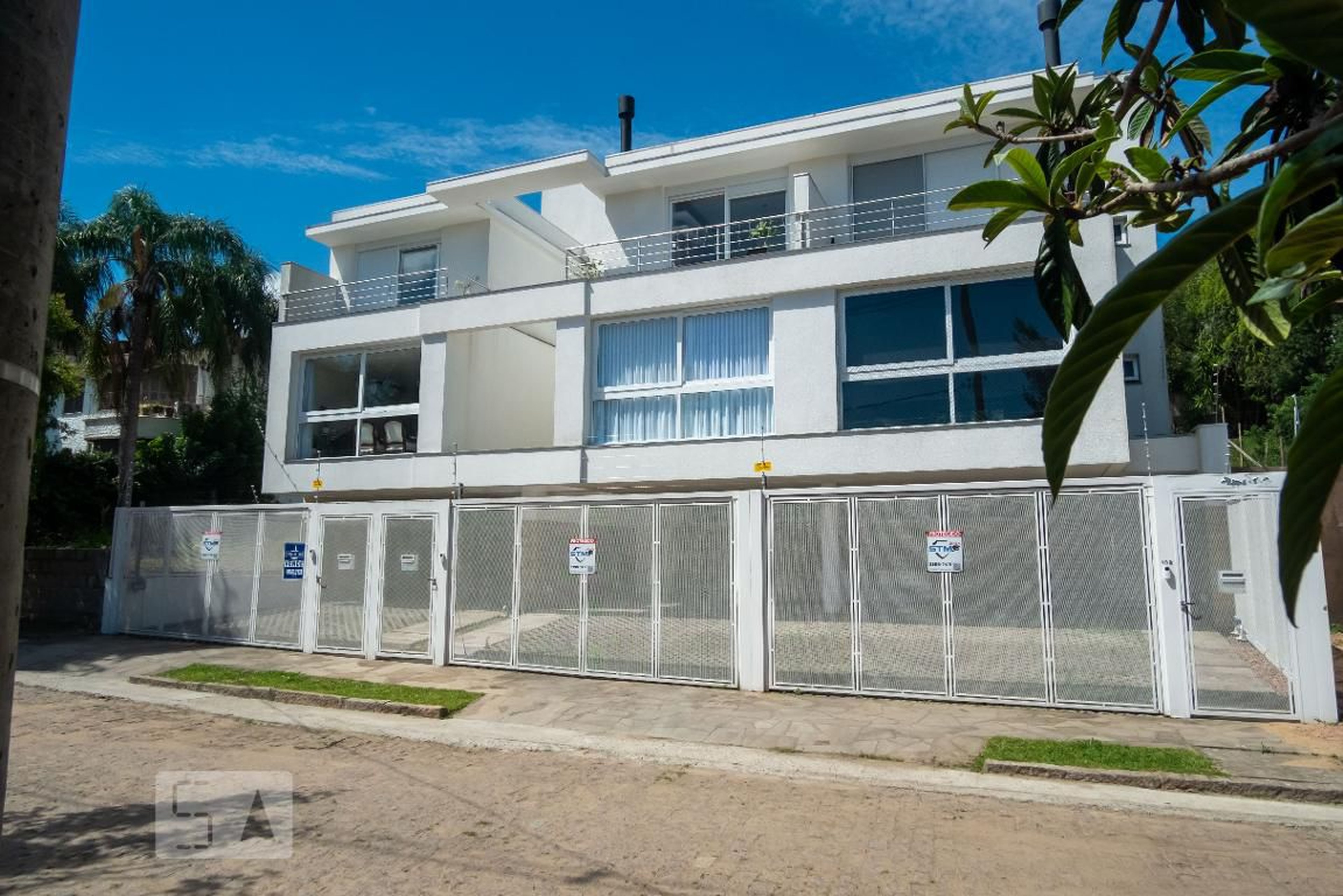 Fachada Condomínio em Rua José Pedro de Moura, 94