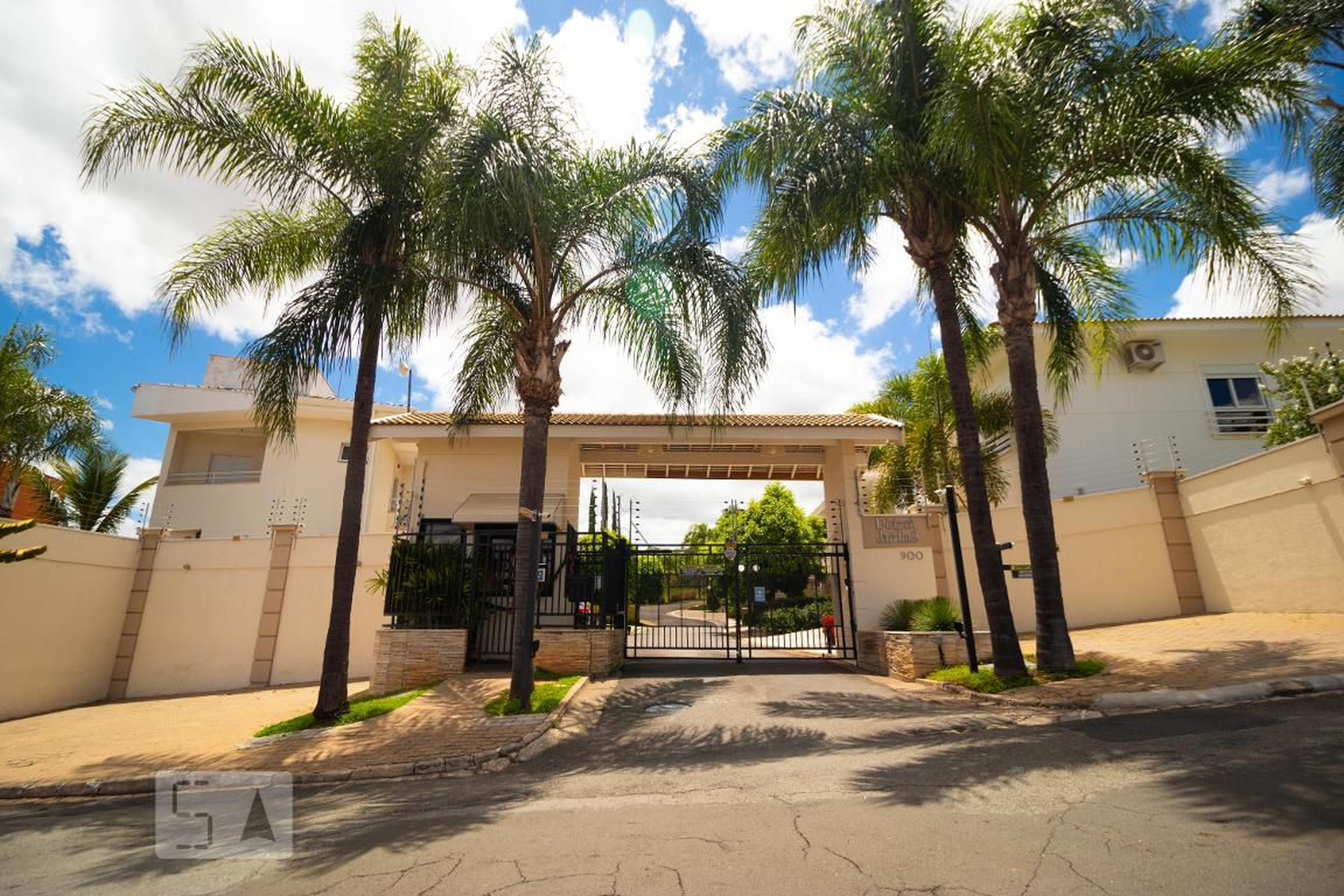 Fachada do Condomínio Condomínio Riviera Jardins