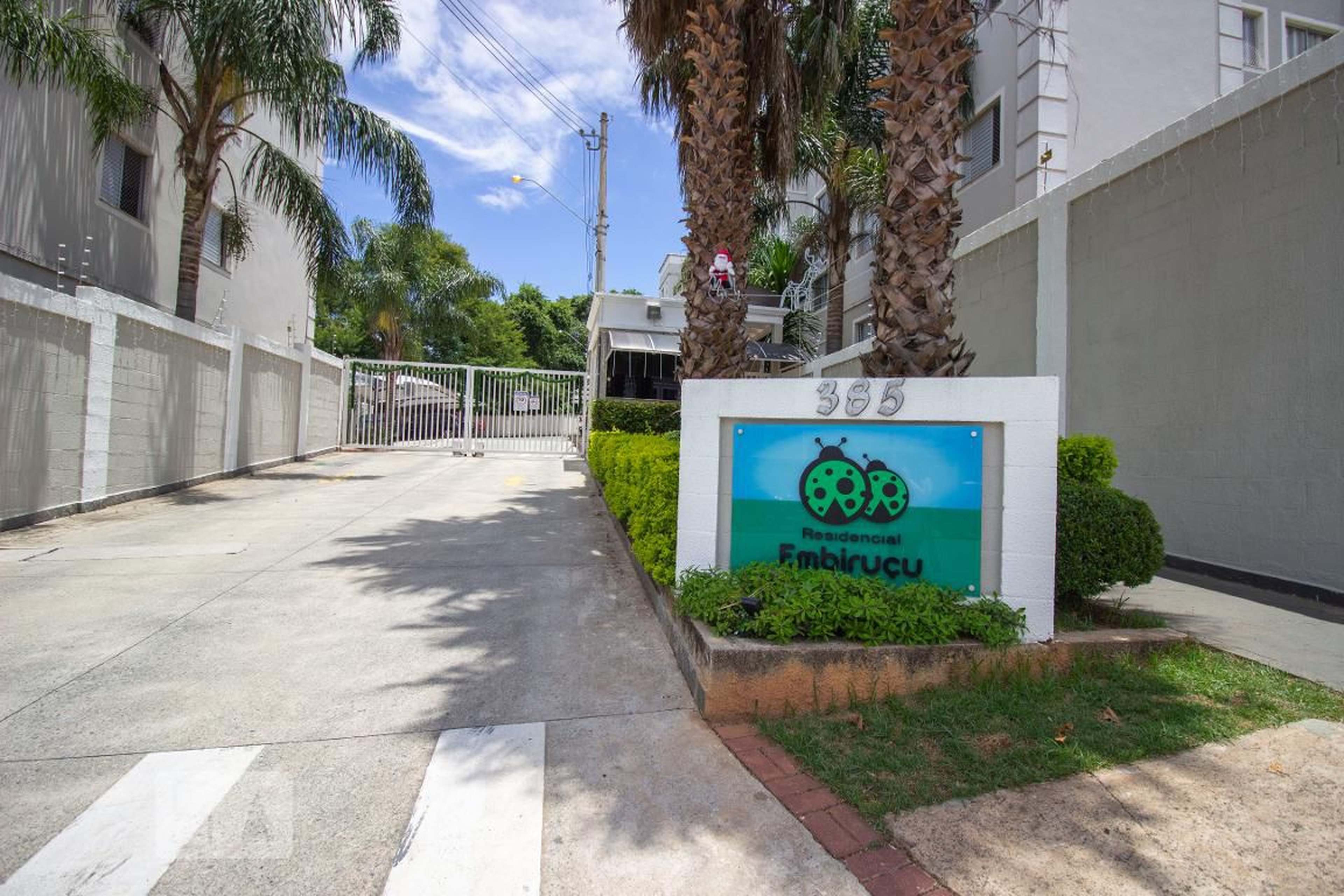 Fachada do Condomínio Residencial Embiruçu