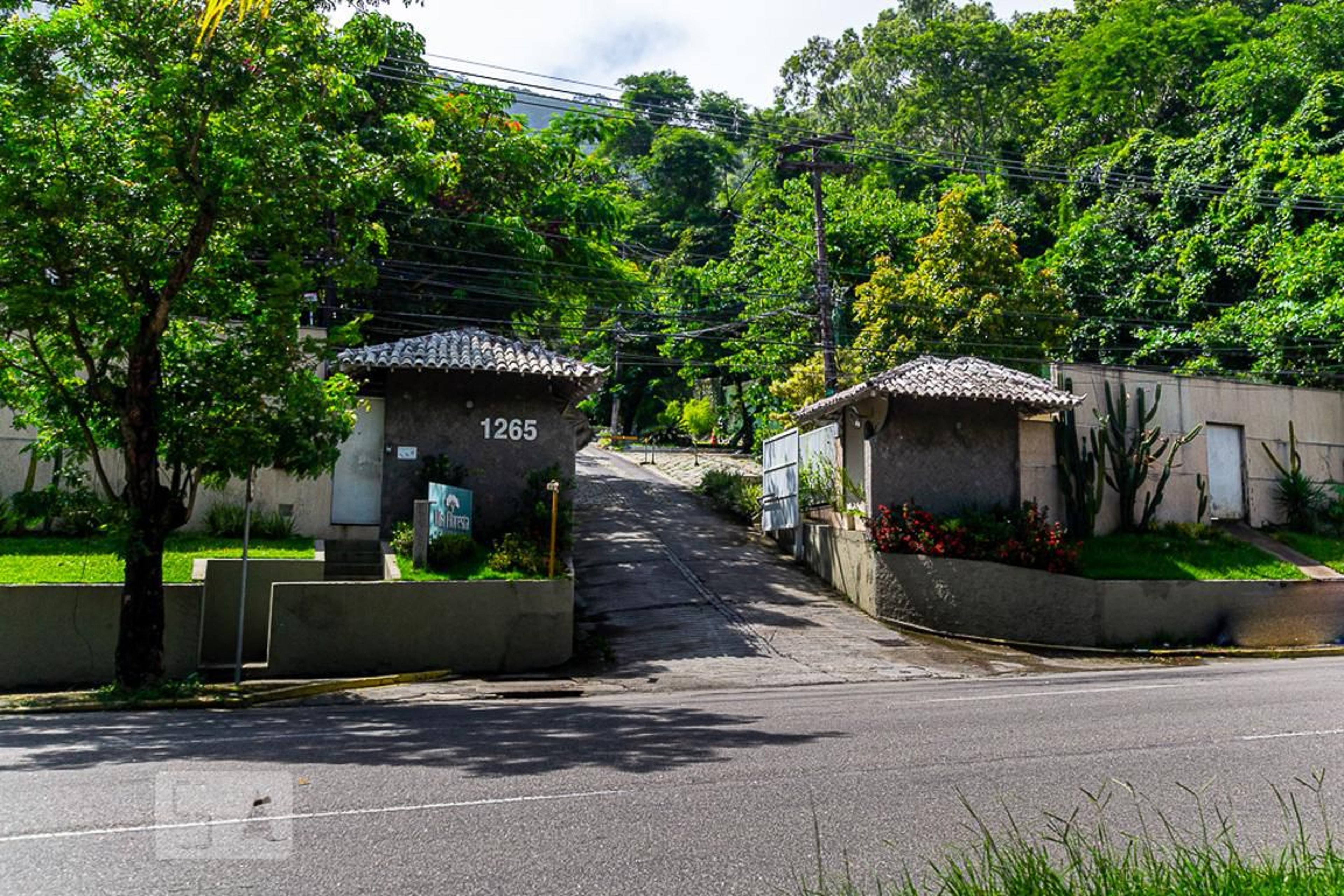 Fachada do Condomínio Condomínio Vila Floresta