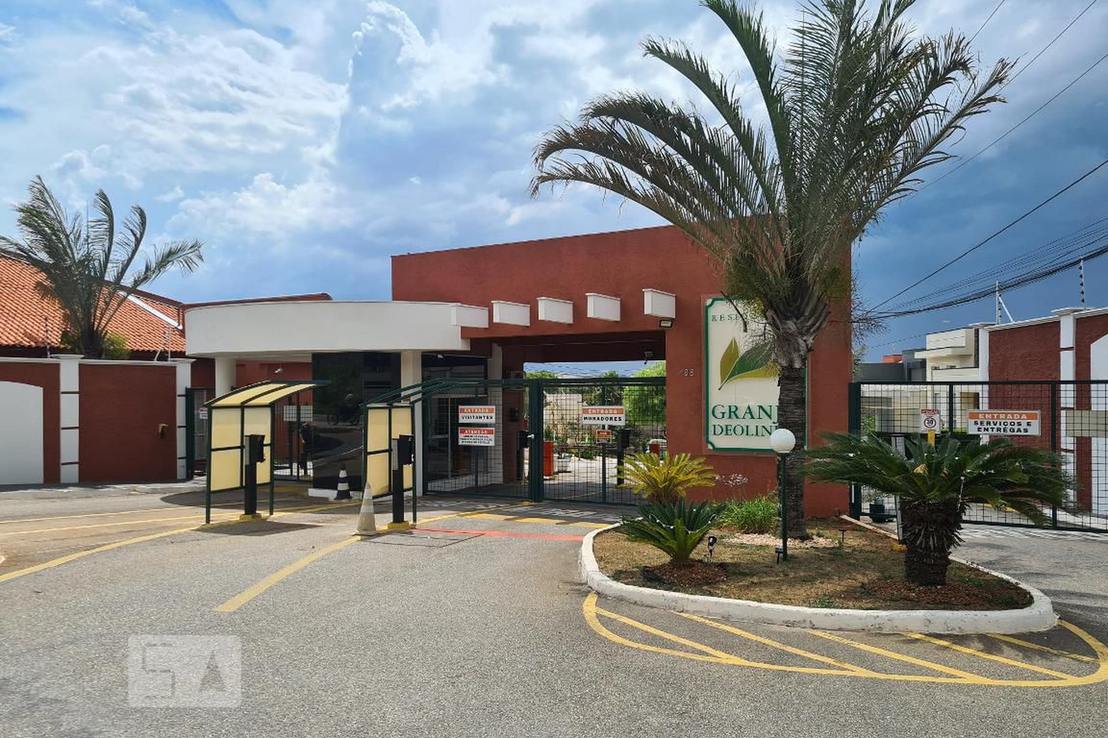 Fachada do Condomínio Condomínio Granja Deolinda