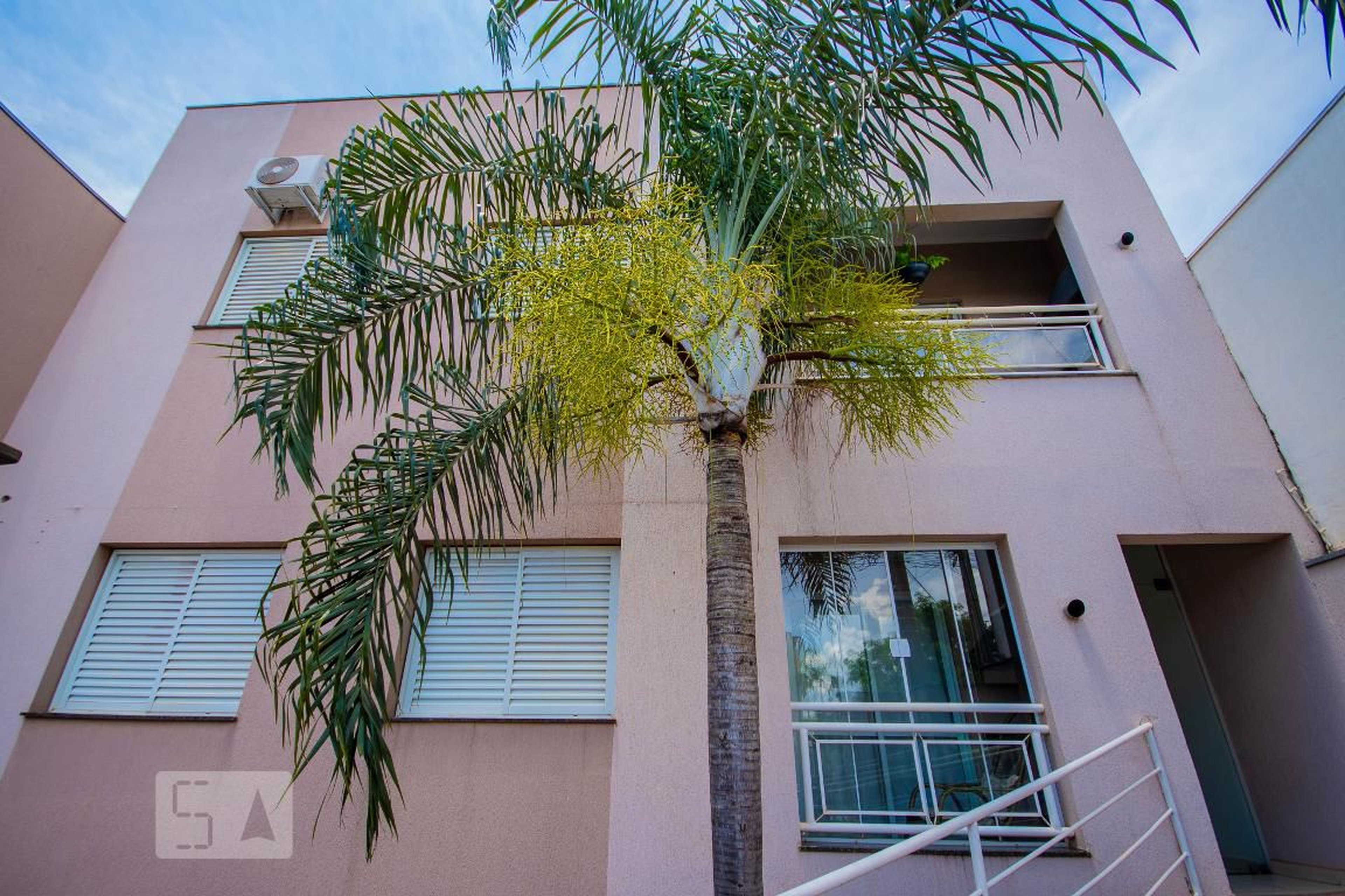 Fachada Condomínio em Rua Nair de Lima Adourian, 440