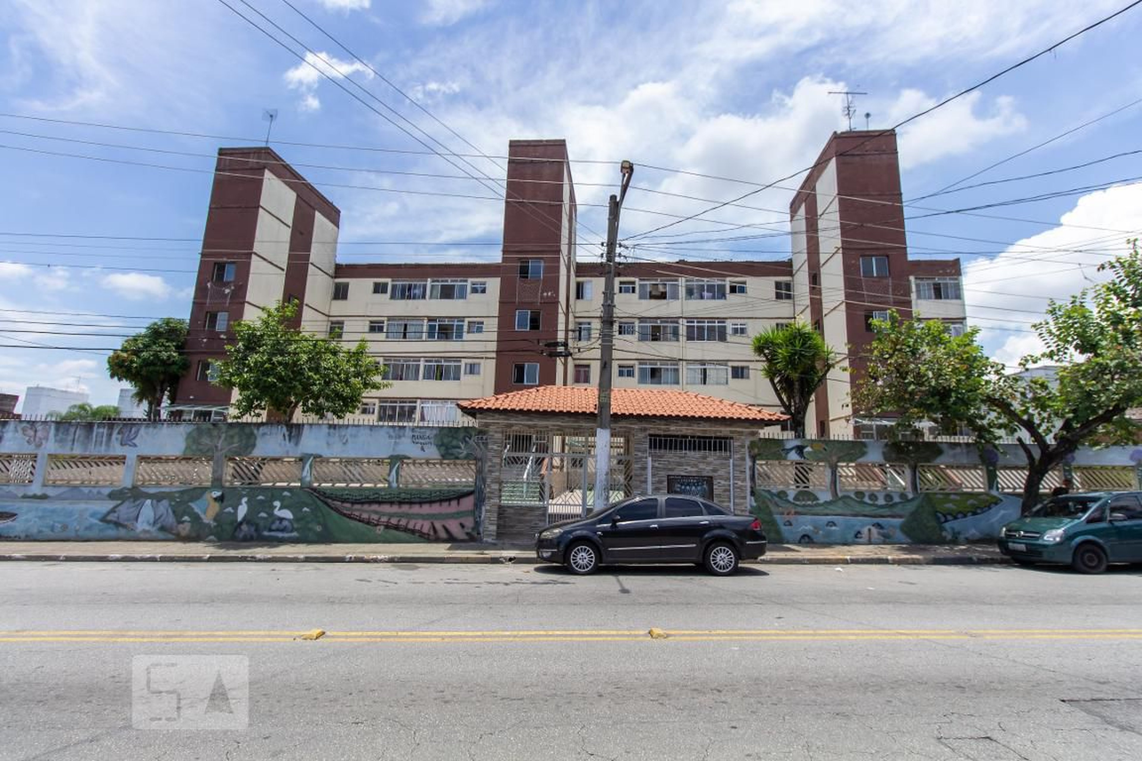 Fachada Condomínio em Rua Virgínia Ferni, 564