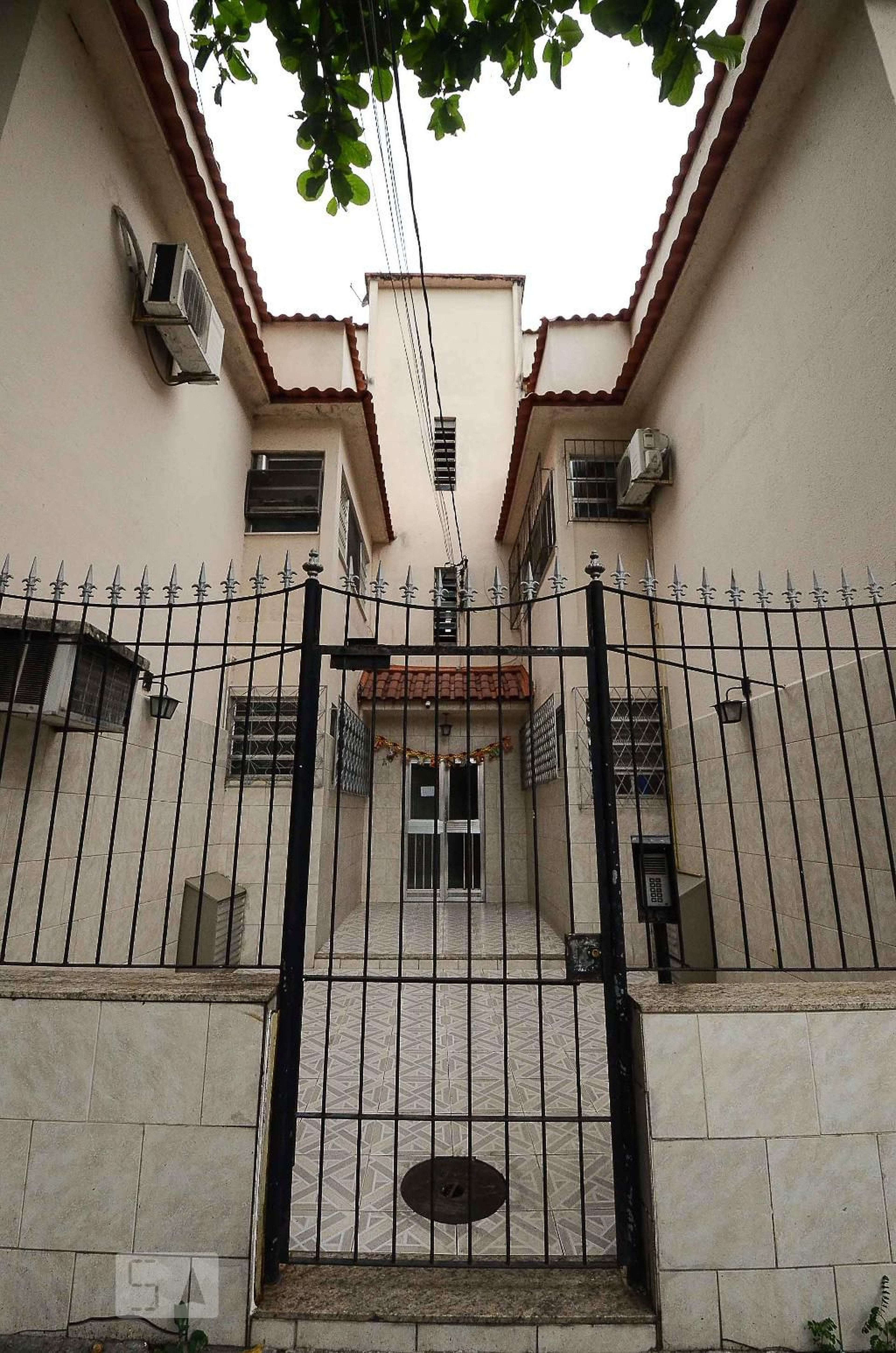 Fachada Condomínio em Rua Gustavo Augusto de Resende, 484