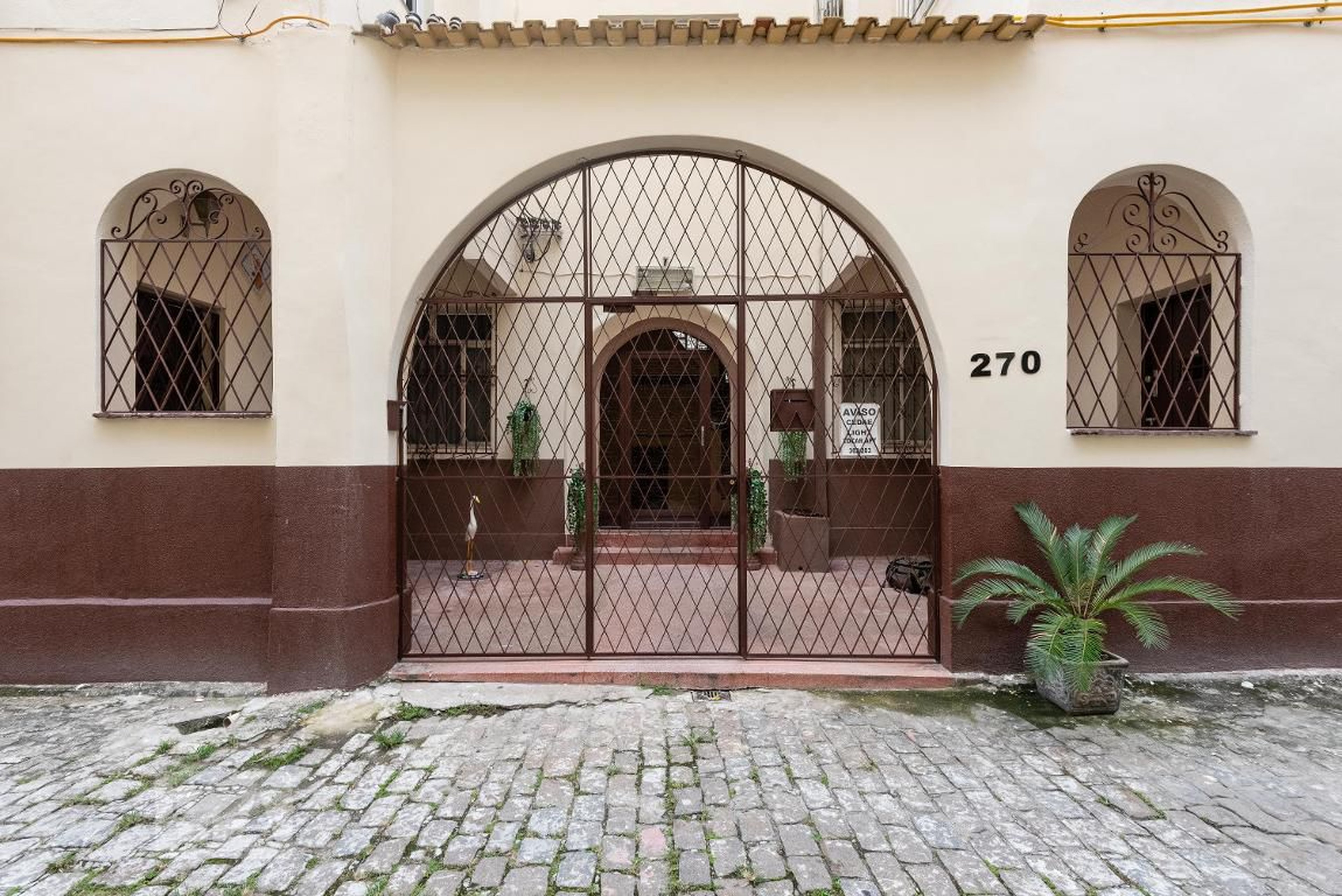 Entrada Condomínio em Rua Aristides Caire, 270