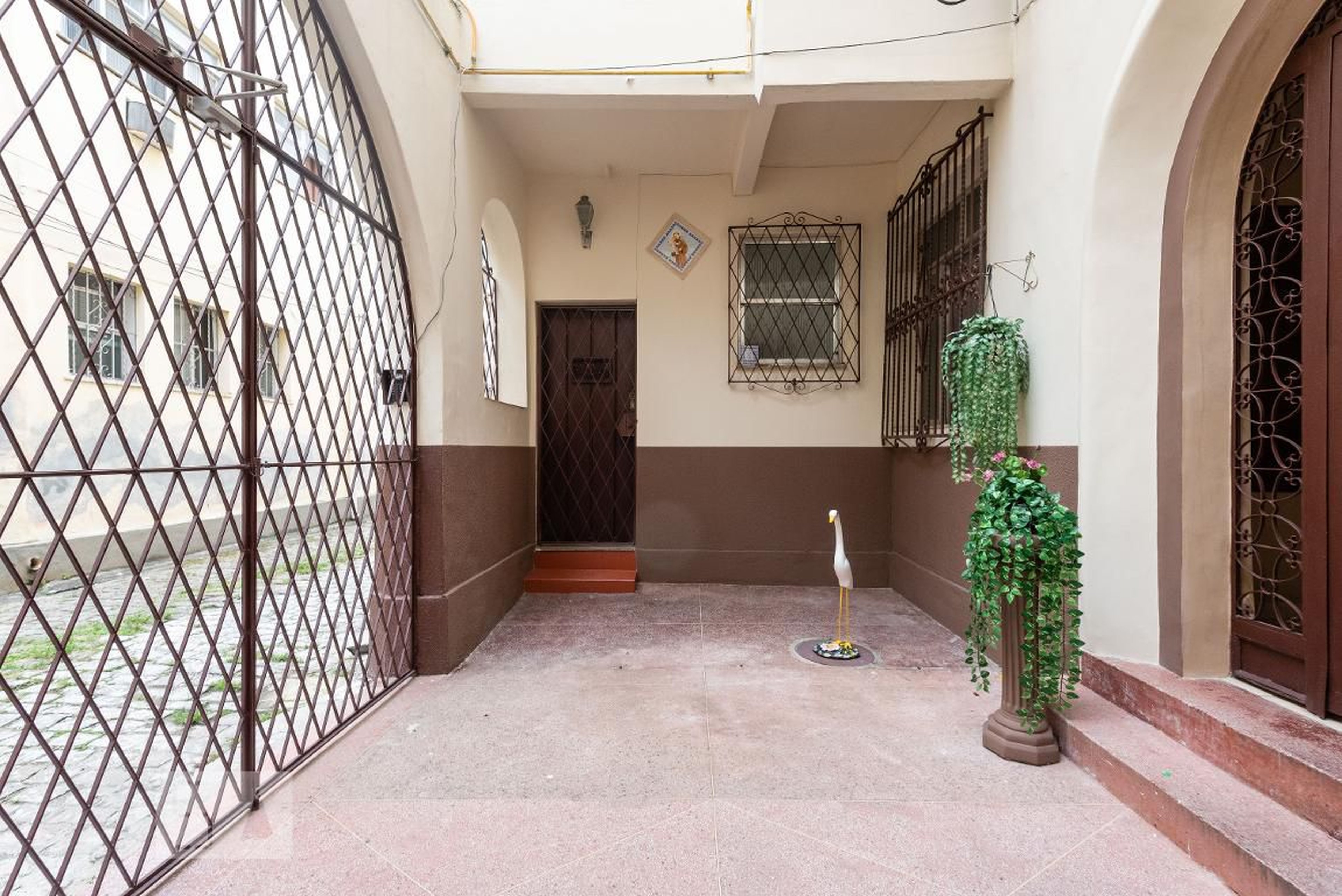 Hall de Entrada Condomínio em Rua Aristides Caire, 270