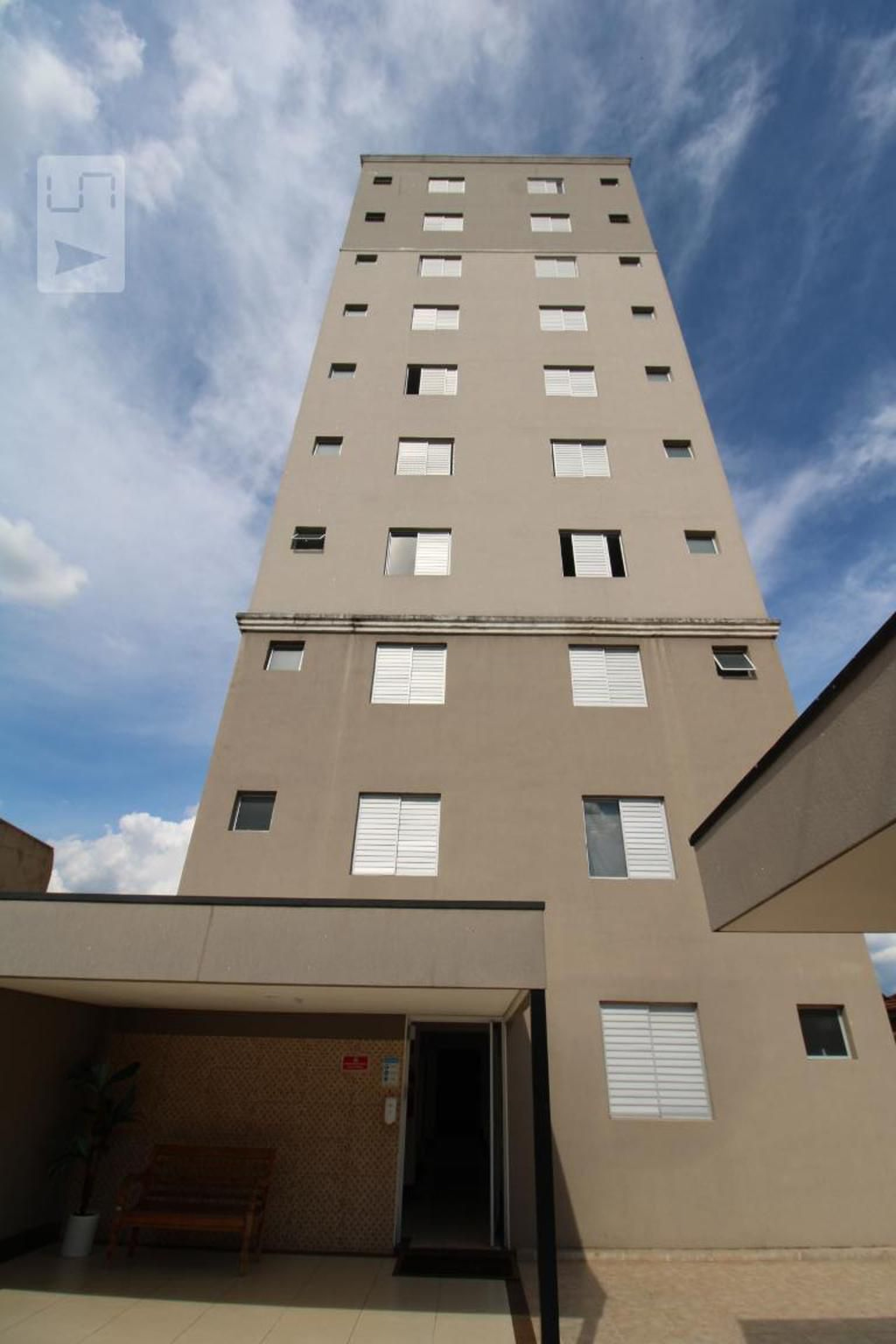 Fachada Condomínio em Rua Oscar Leite, 306