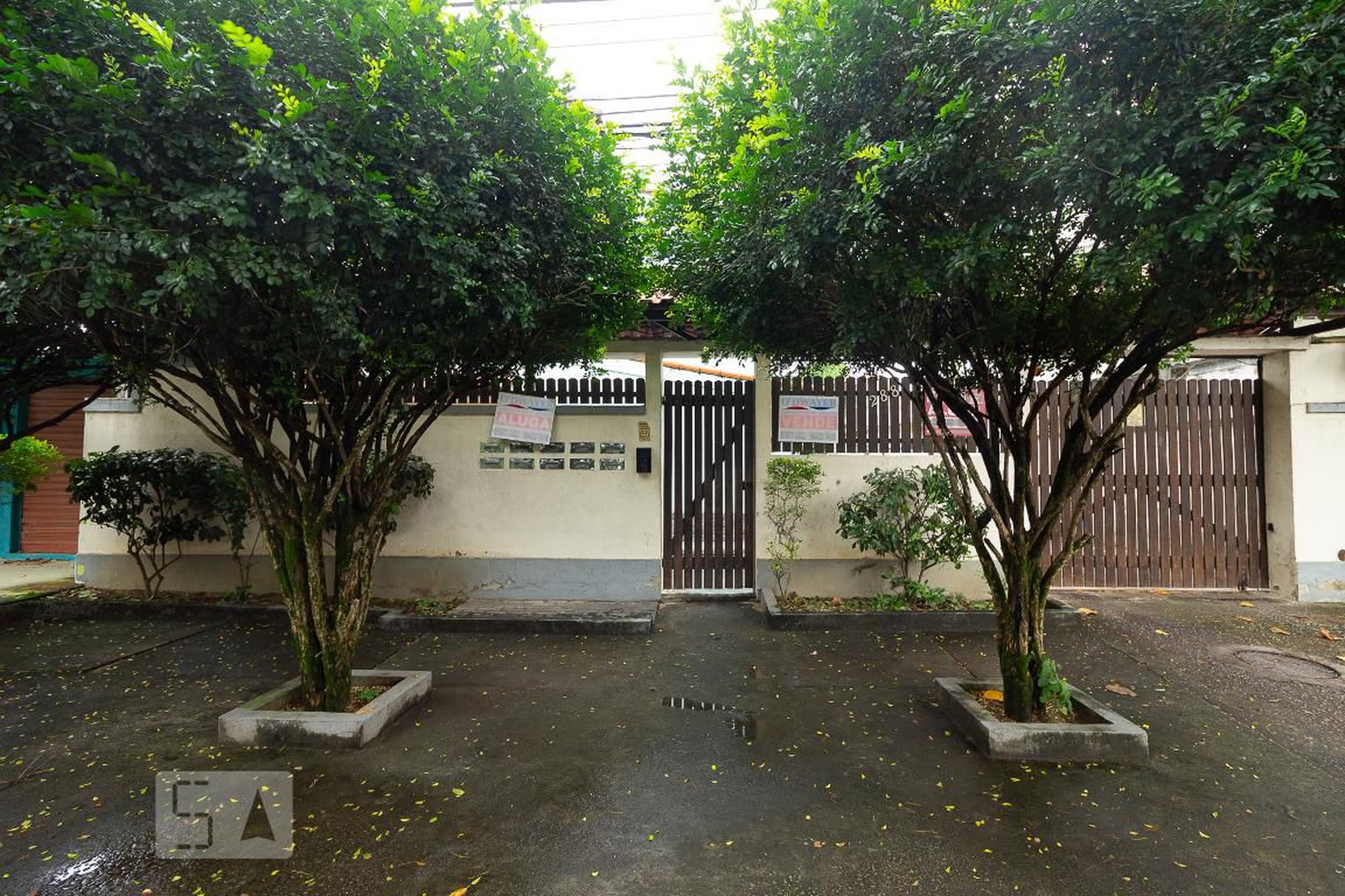 Fachada do Condomínio Condomínio em Rua Catiara, 288