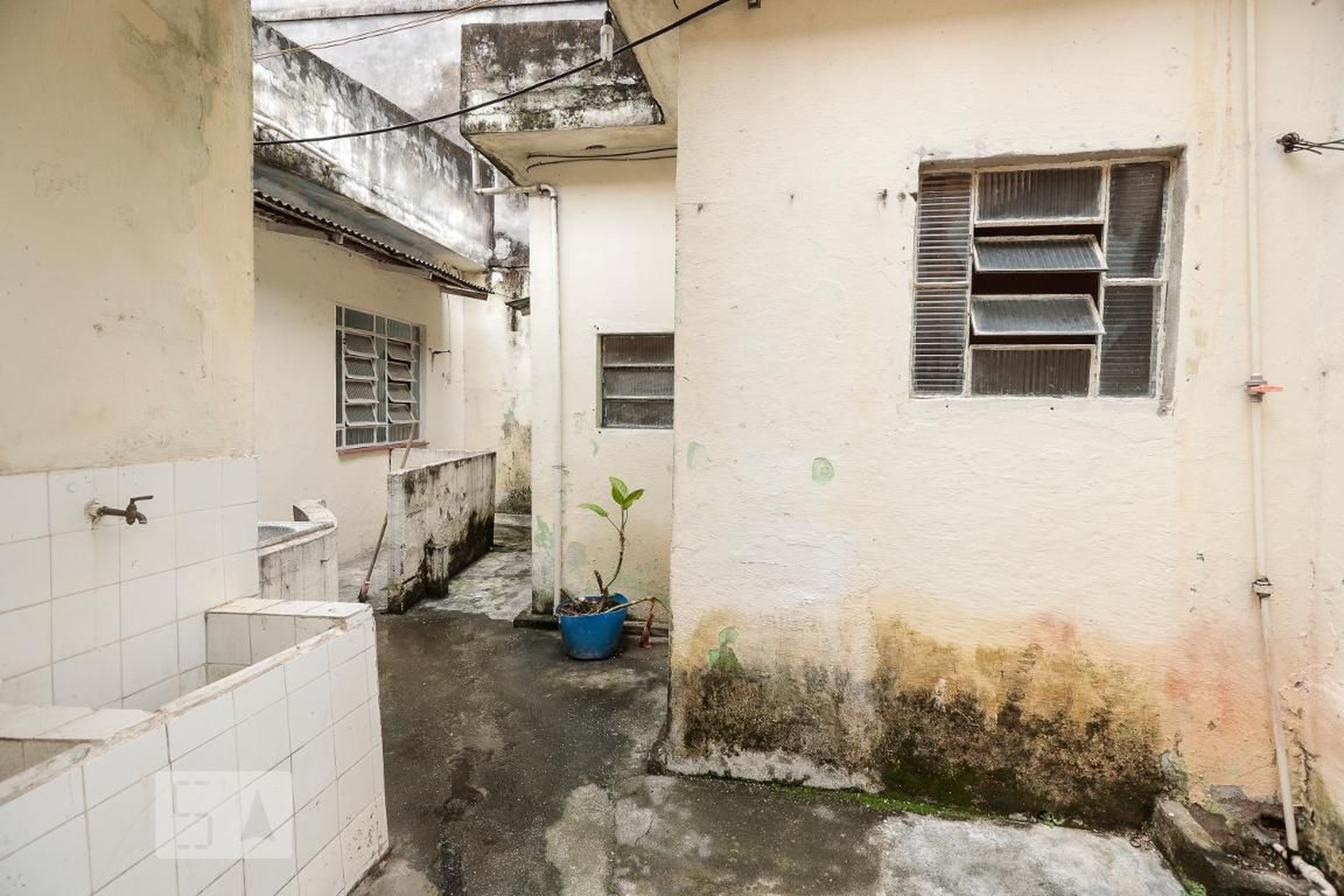 Fachada Condomínio em Rua Torres de Oliveira, 140