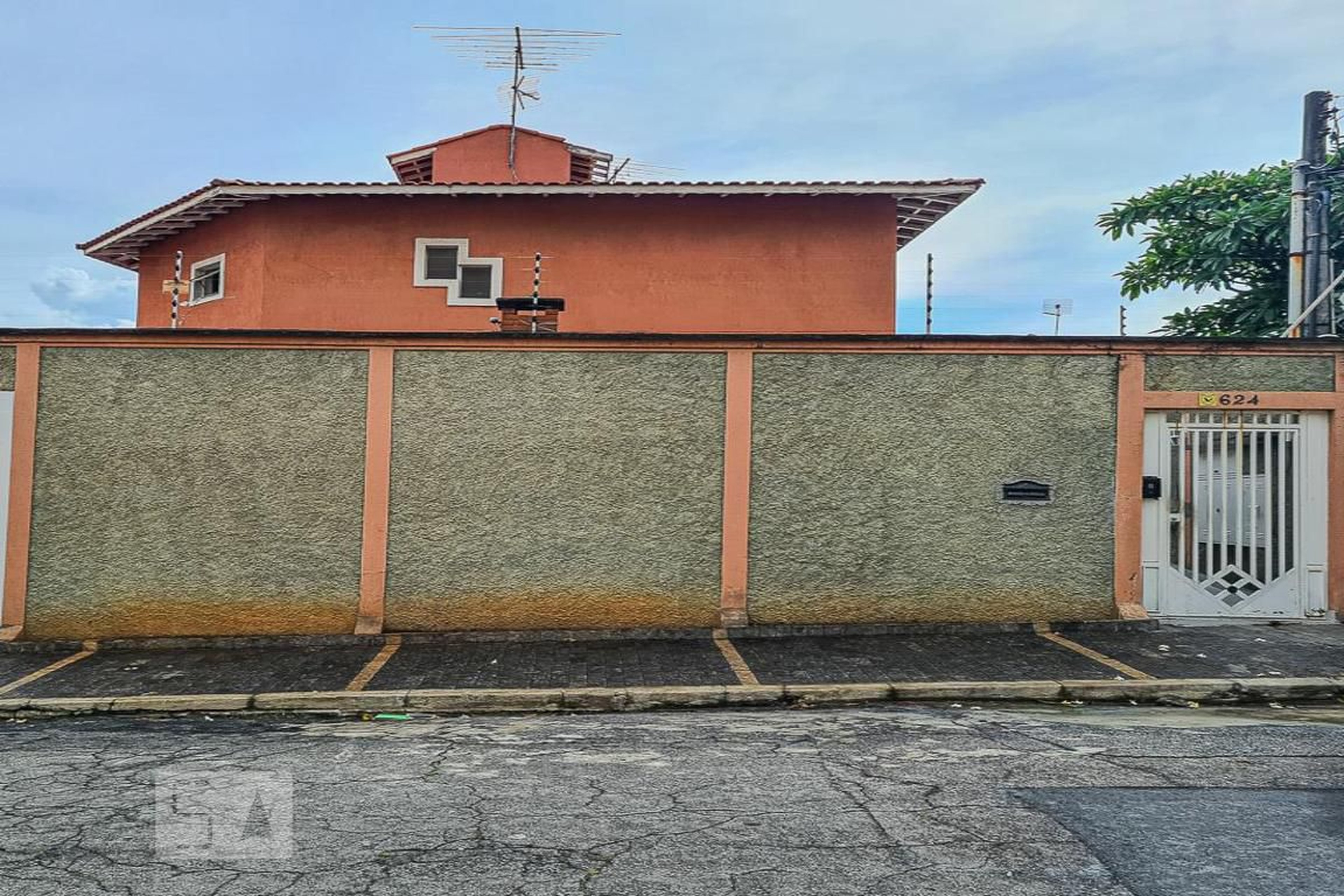 Fachada Condomínio em Rua Sargento Agostinho Ferreira, 624