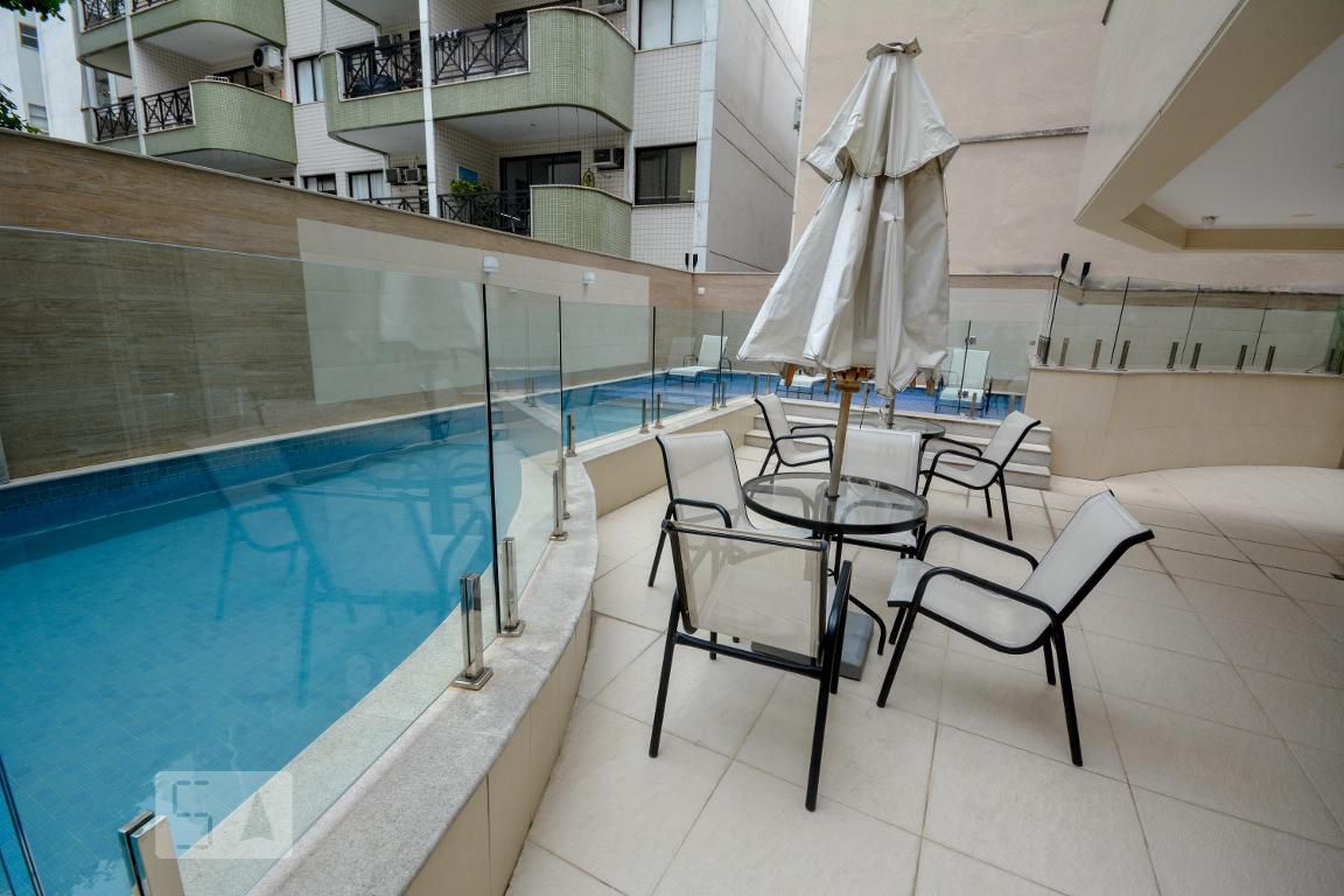 Piscina - 111 All Suites