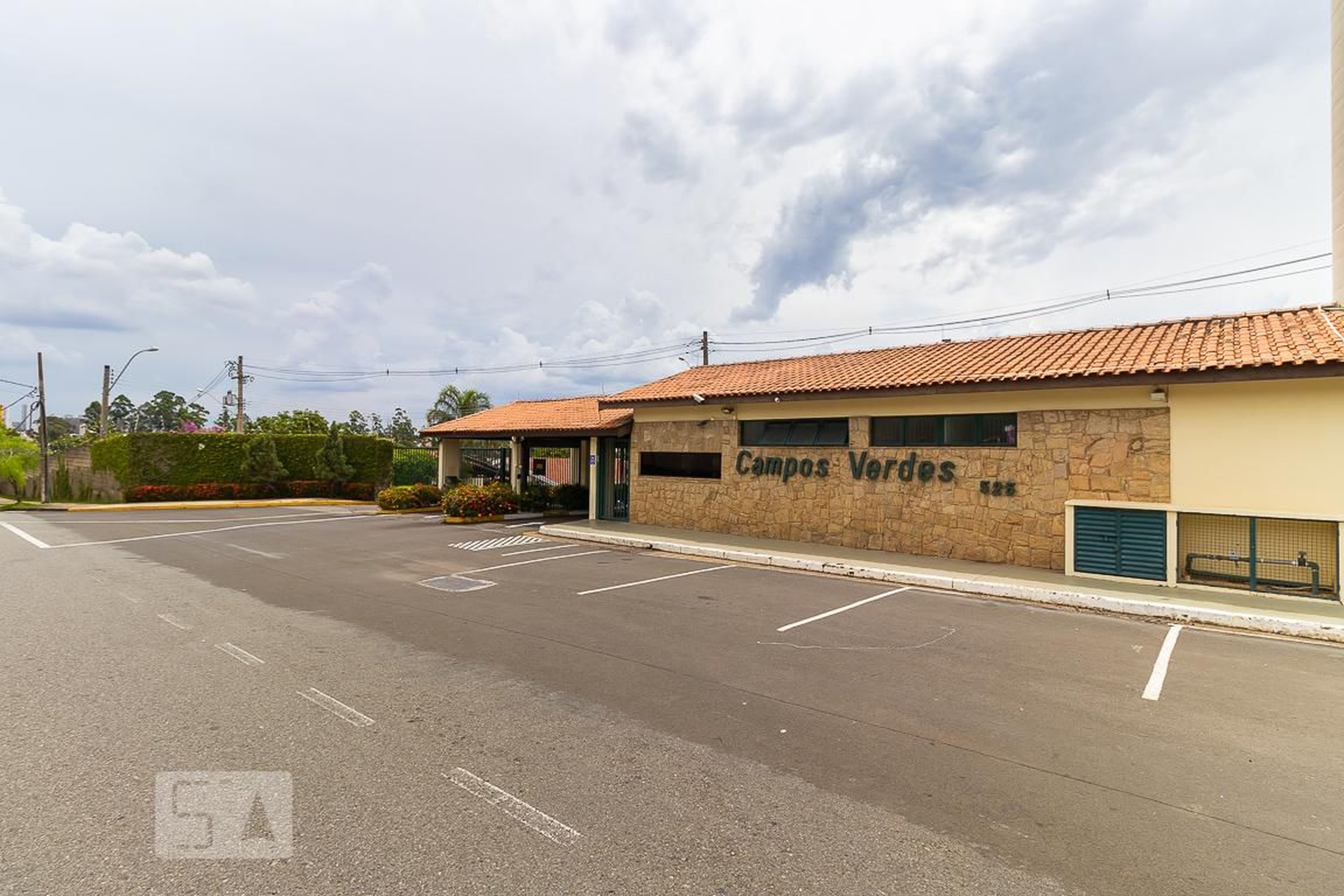 Fachada do condomínio Condomínio em Rua Engenheiro José Francisco Bento Homem de Mello, 525