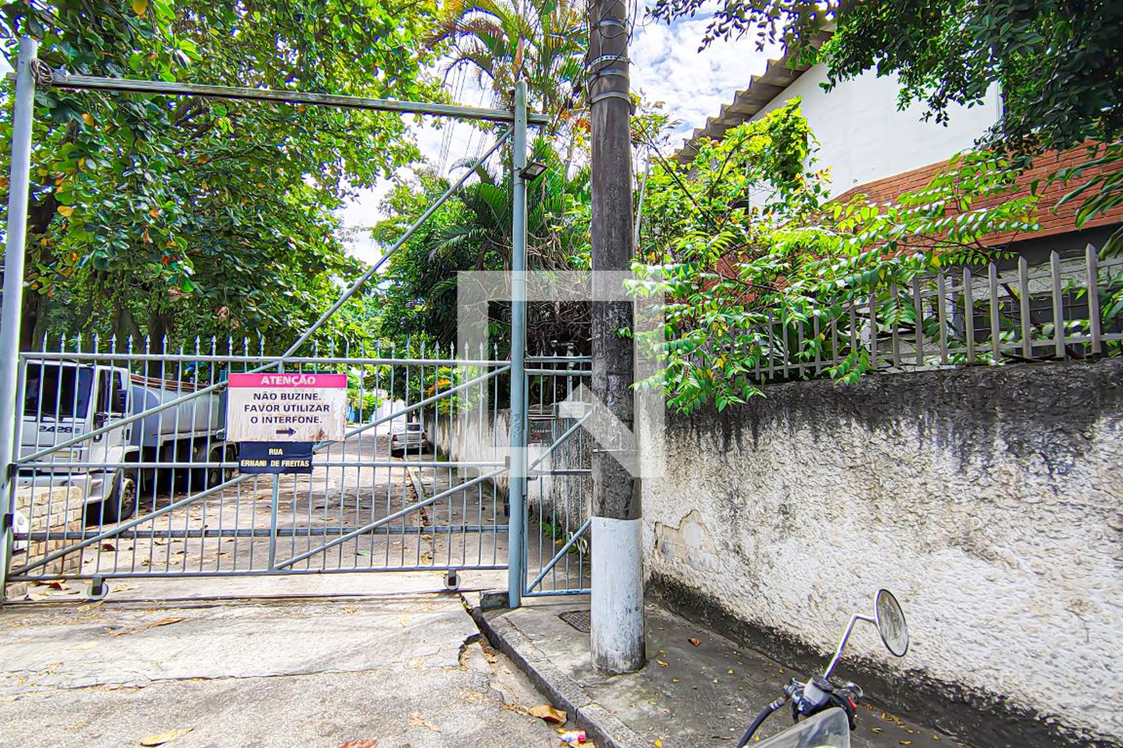 fachada Condomínio em Rua Ernâni de Freitas, 209