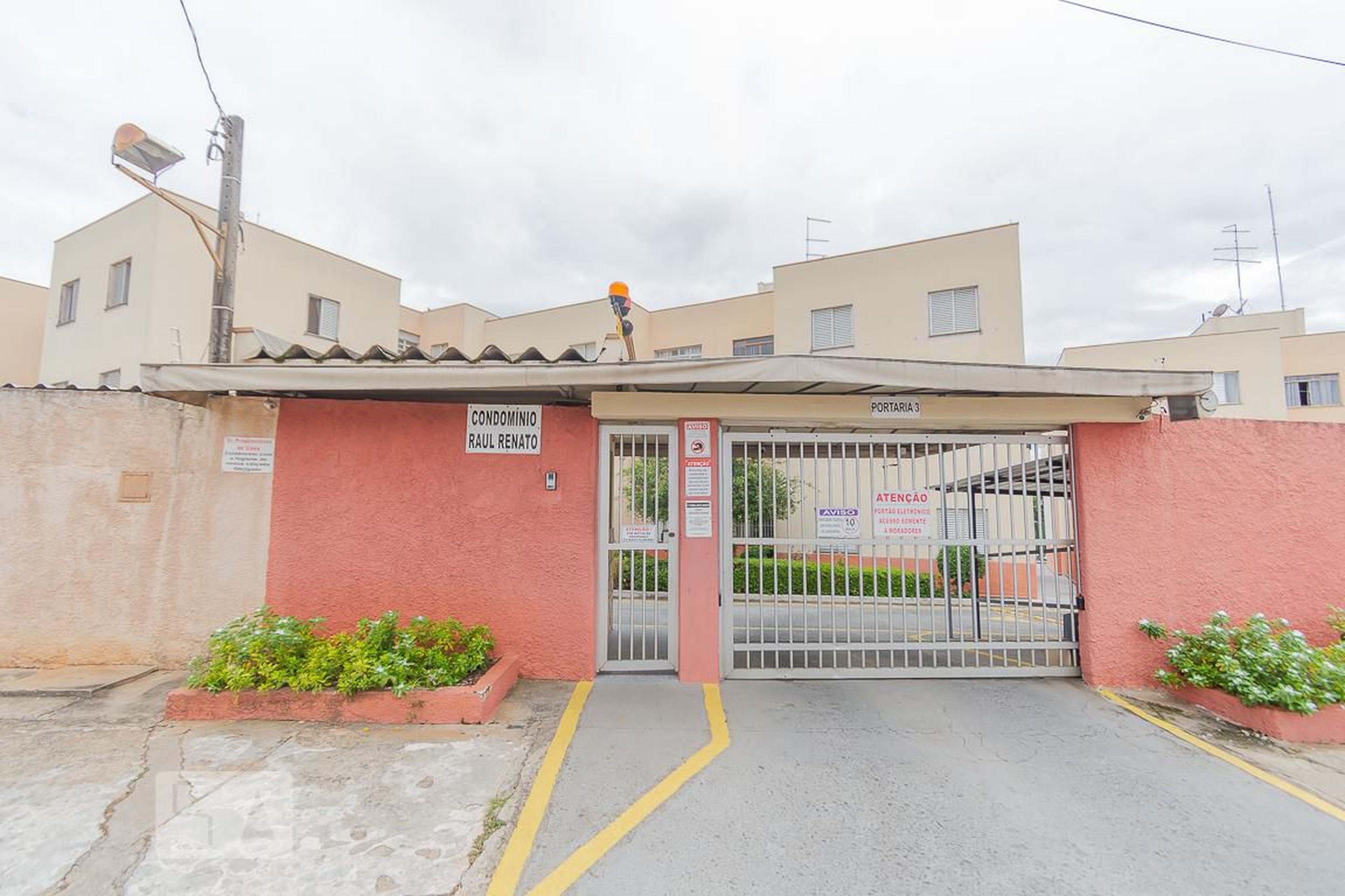 Fachada do Condomínio Condomínio Raul Renato