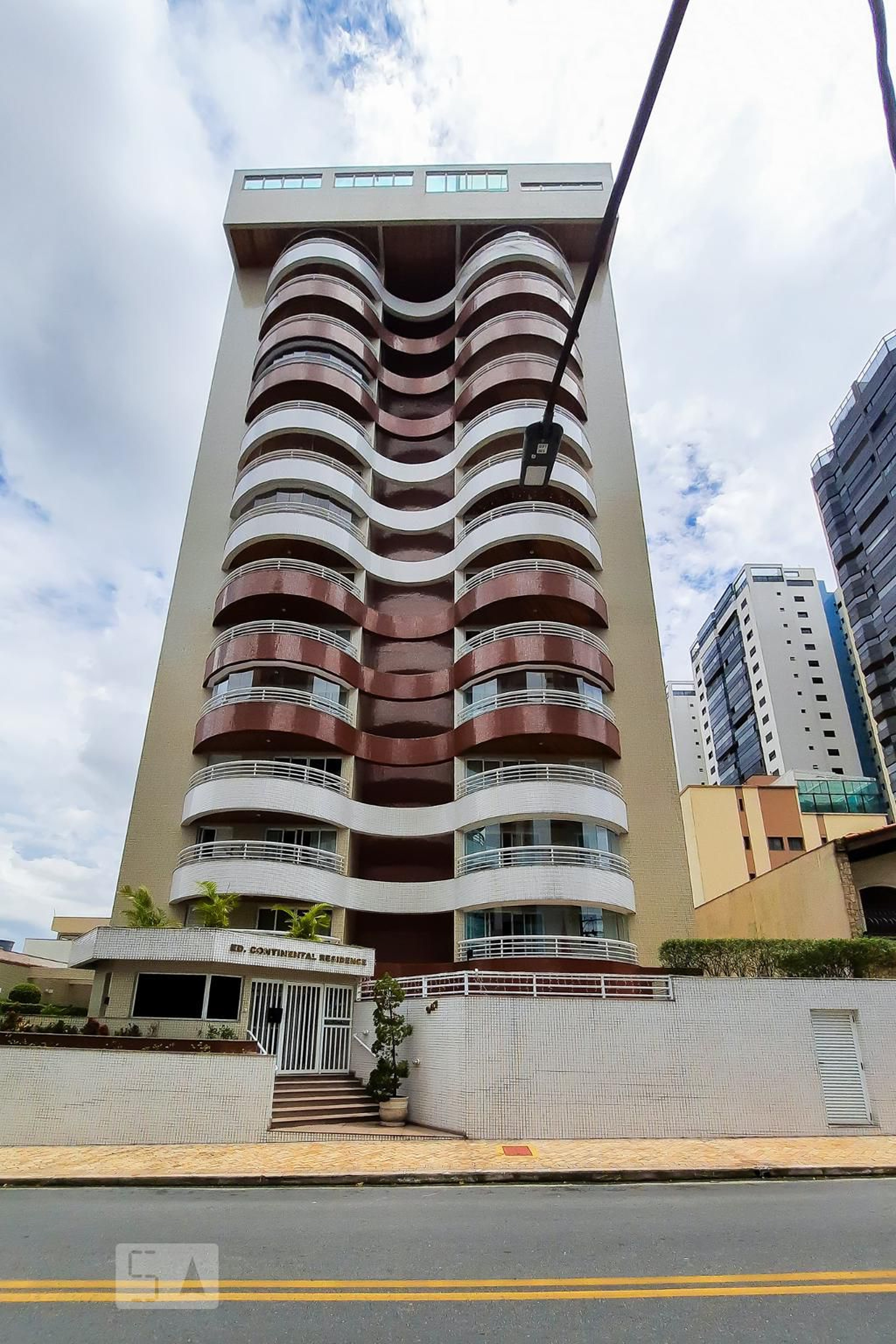 Fachada do Condomínio Condomínio Continental Residence