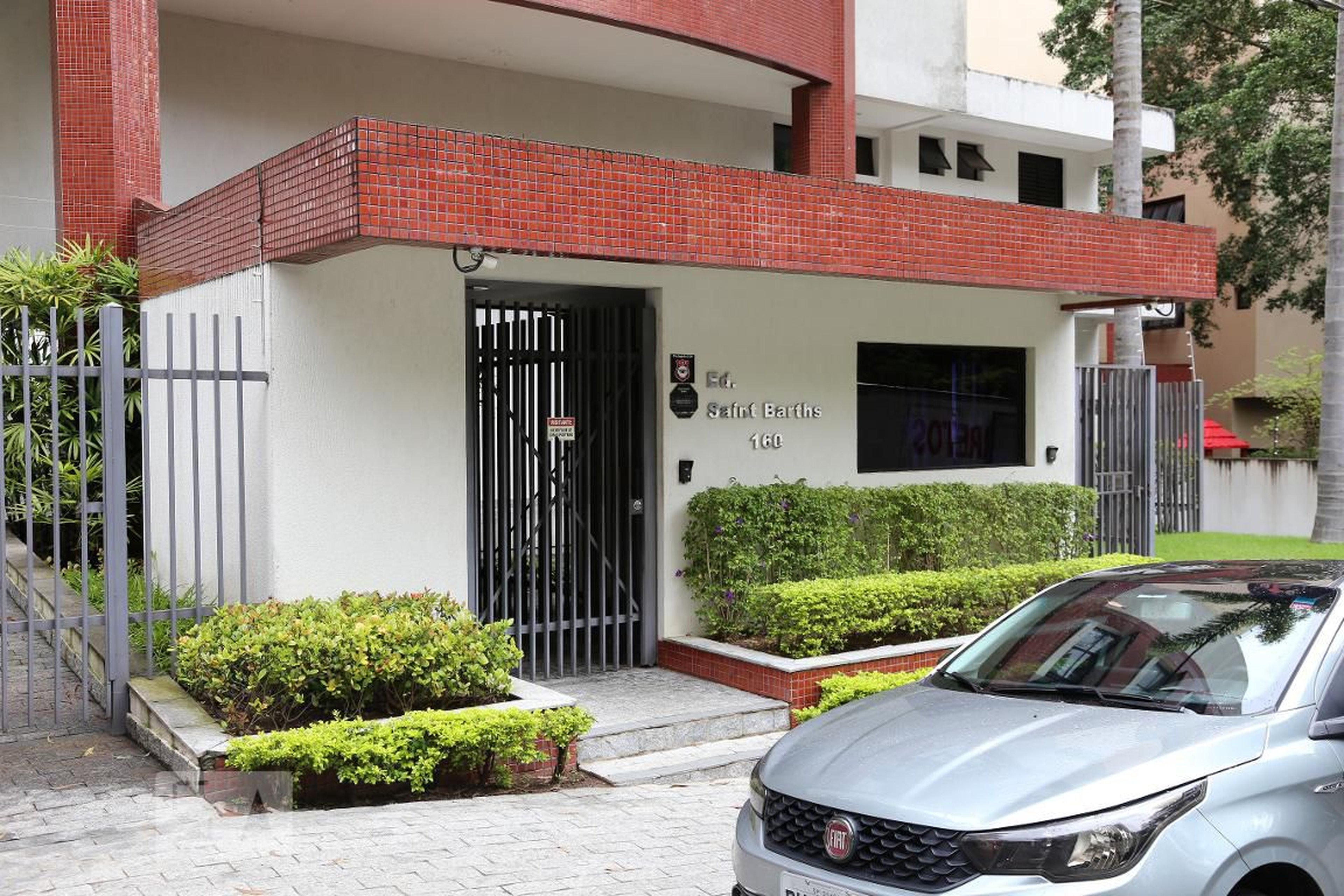 Fachada do Condomínio Edifício Saint Barths