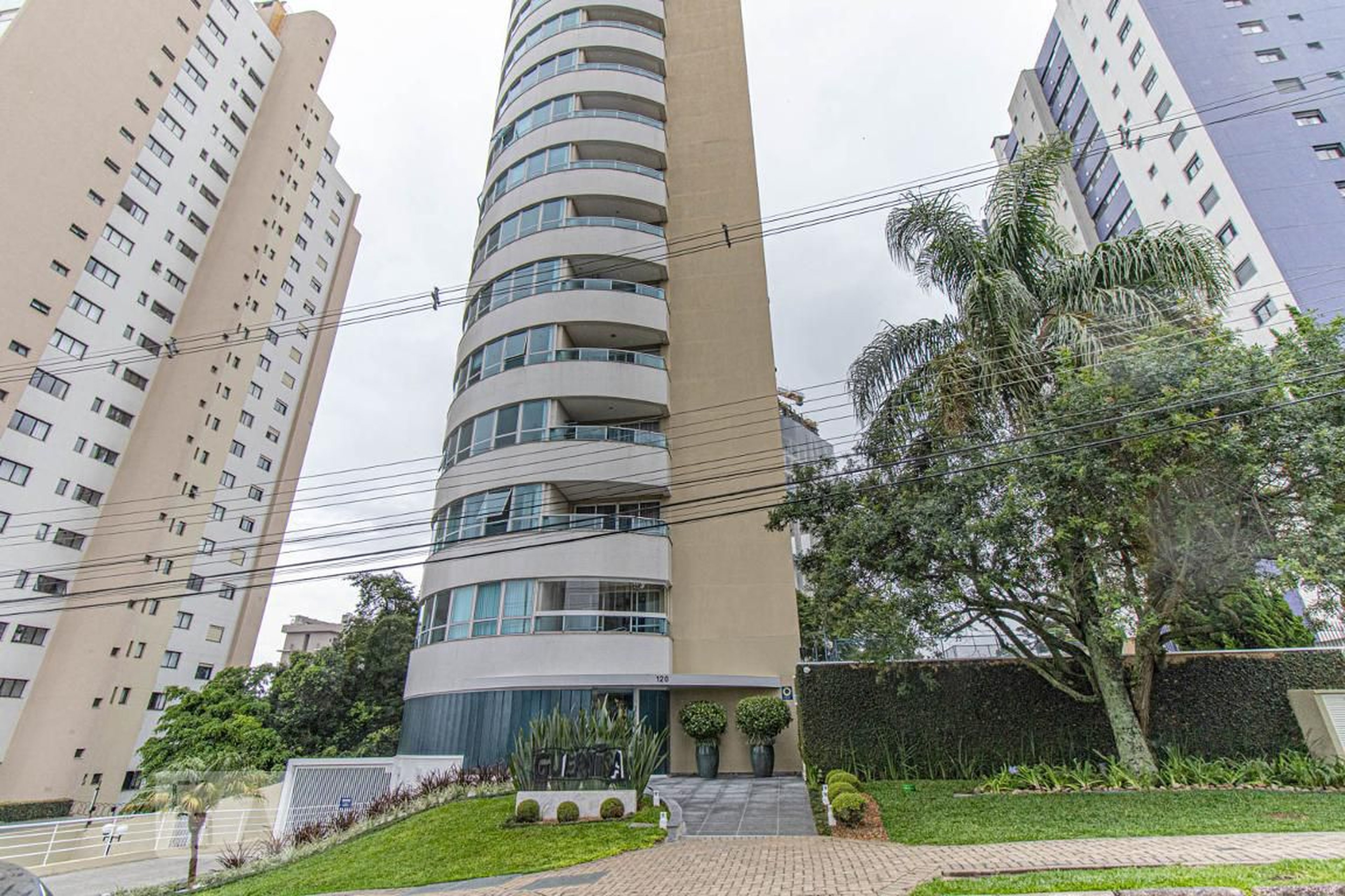 Fachada do Condomínio Condomínio em Rua Elvira Harkot Ramina, 120