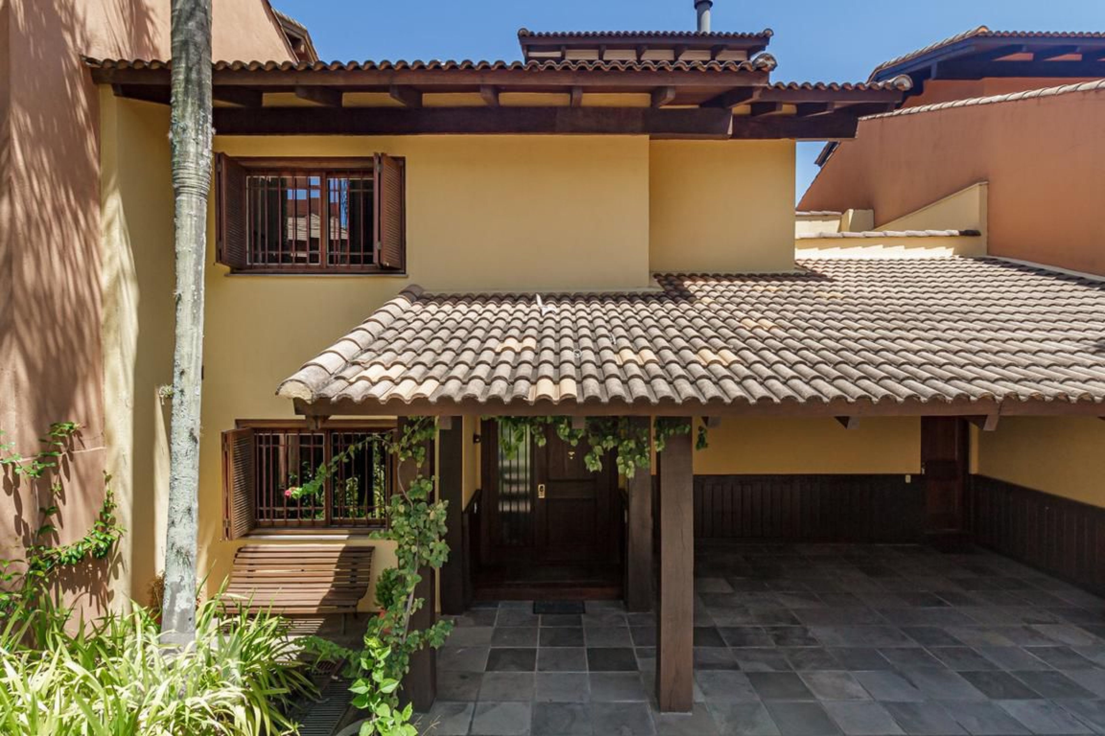 Fachada Condomínio em Rua Gilberto Laste, 120