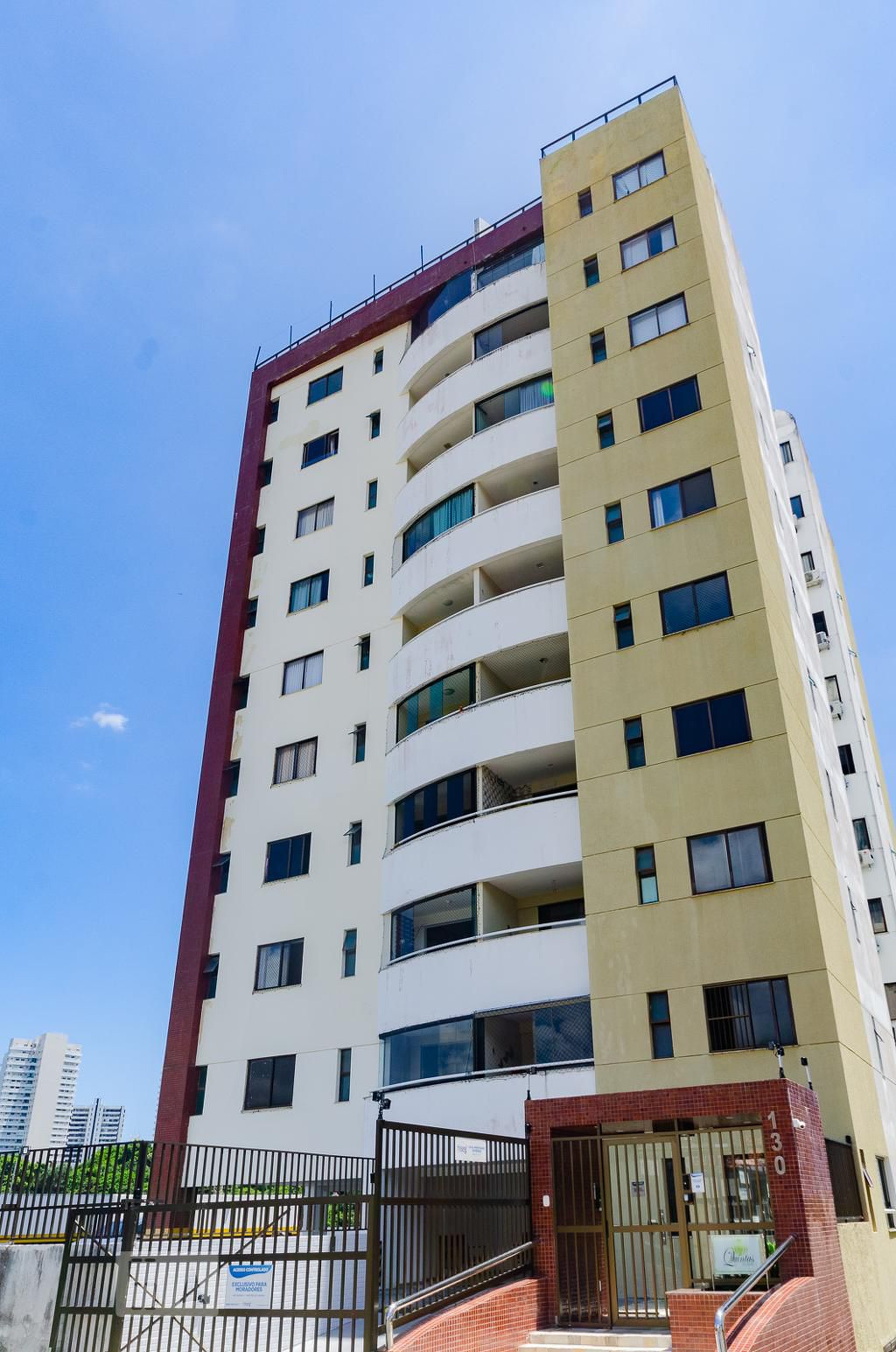 Fachada do Condomínio Edifício Quintas do Acupe