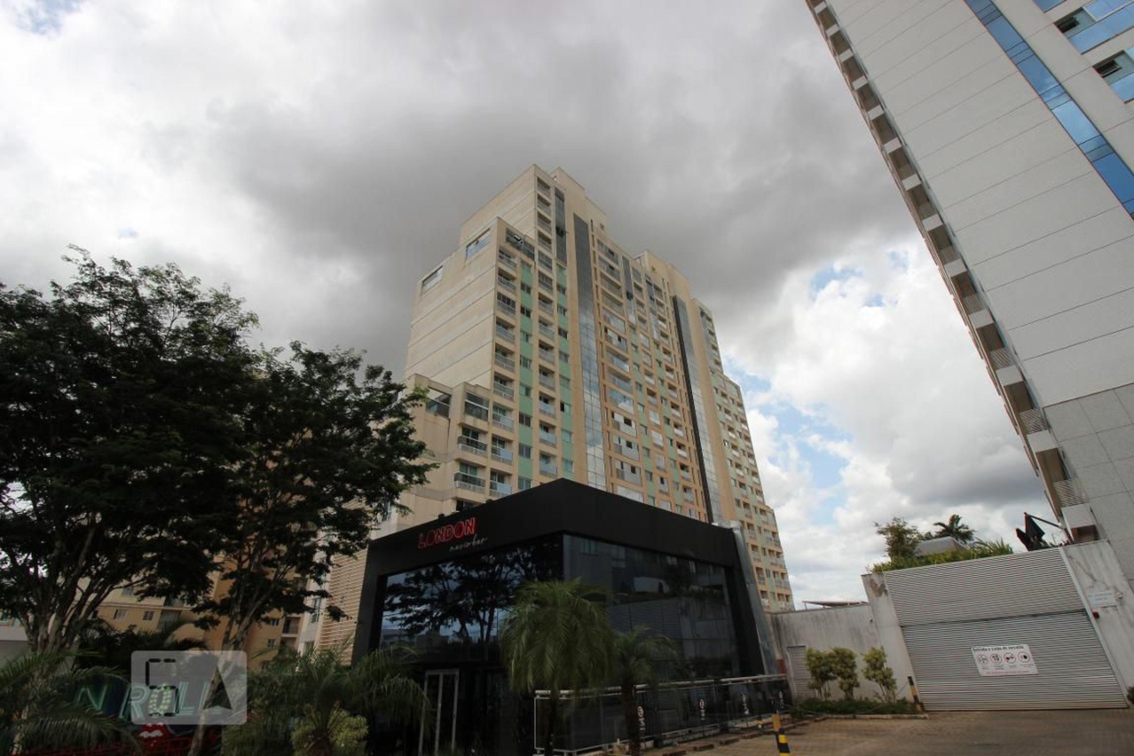 Fachada Condomínio Spot Residence