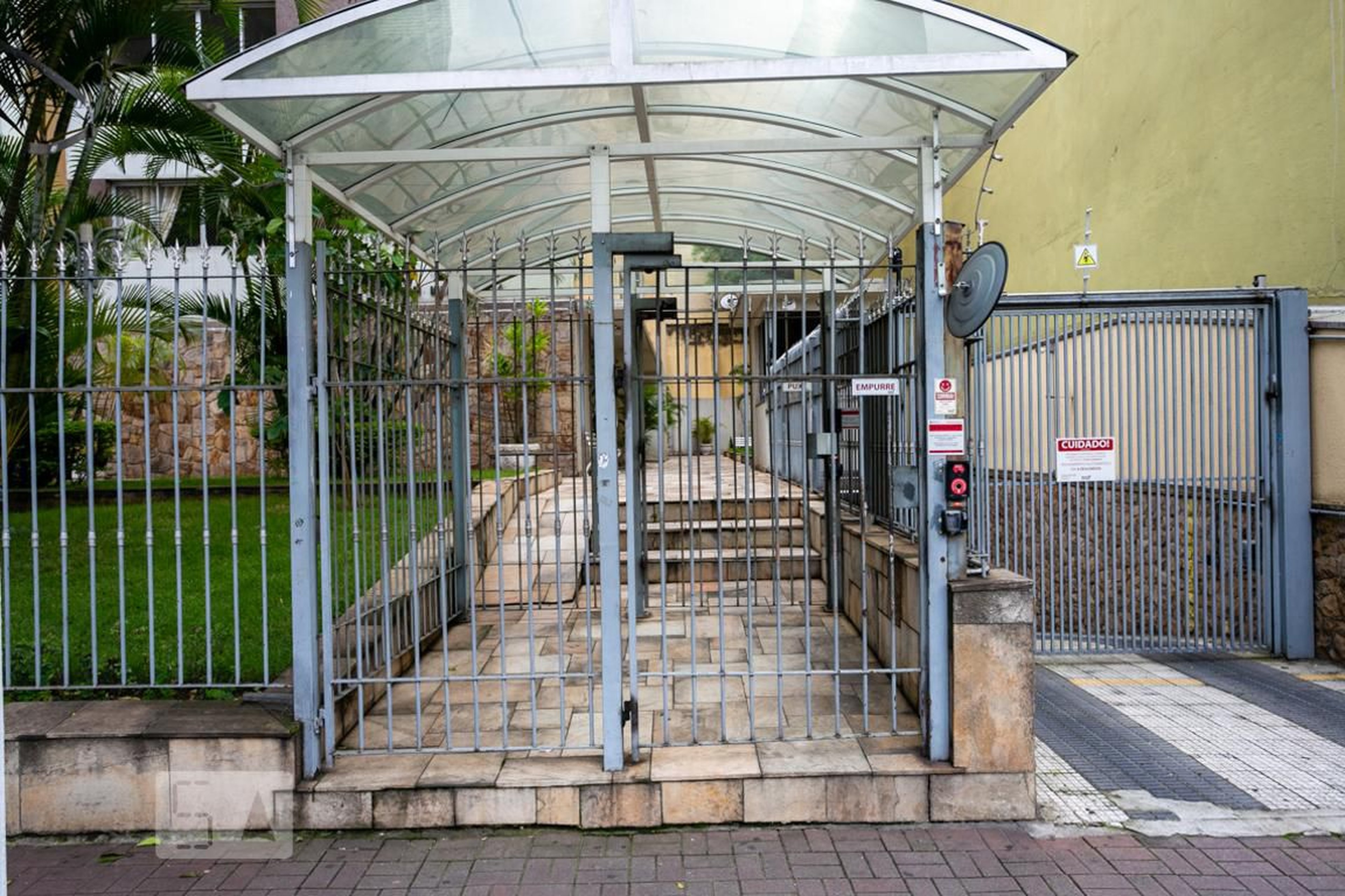 Fachada do condomínio Condomínio Dona Maria Mikaelian