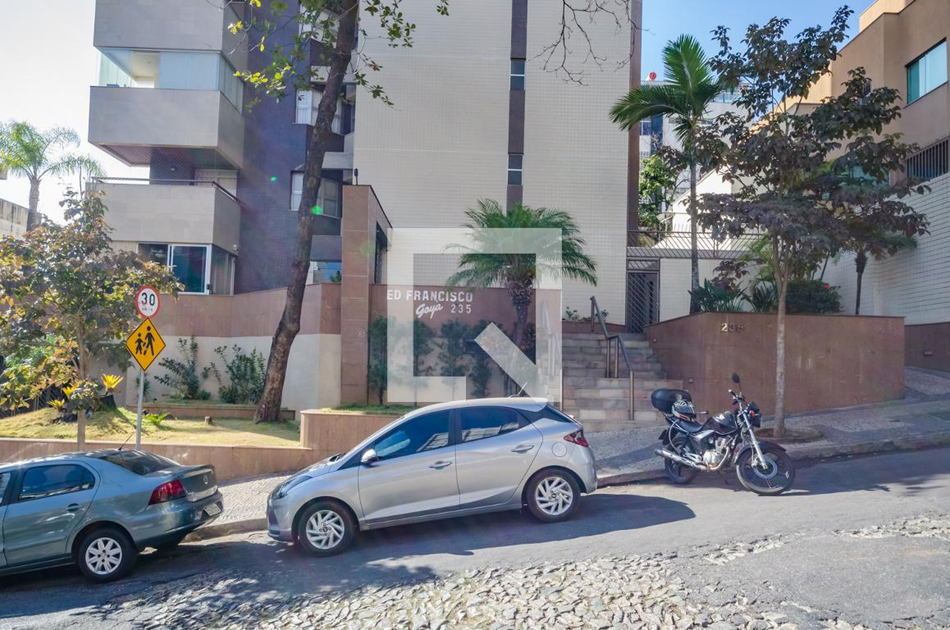 Fachada Condomínio em Rua Cônego Rocha Franco, 235