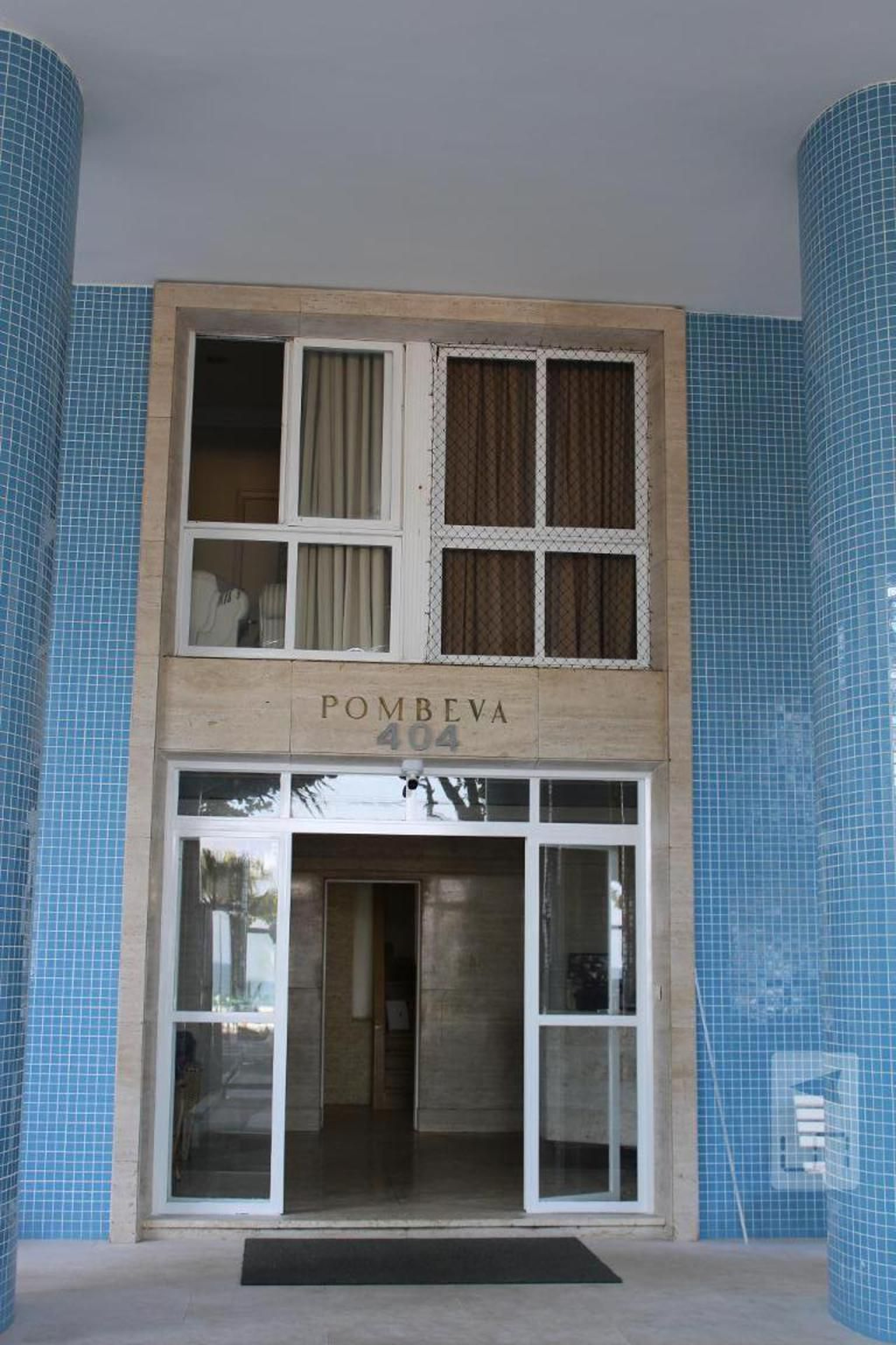 Fachada do Condomínio Condomínio Pombeva