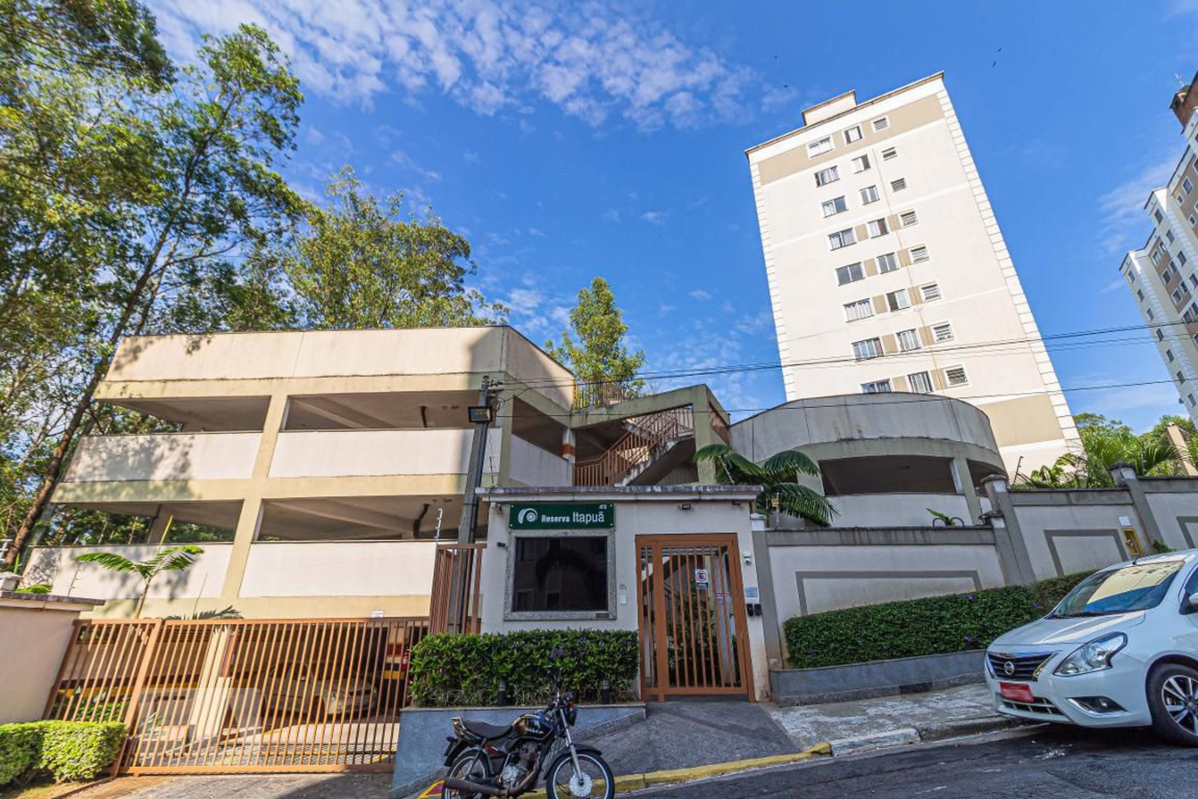 Fachada do Condomínio Condomínio Reserva Itapuã