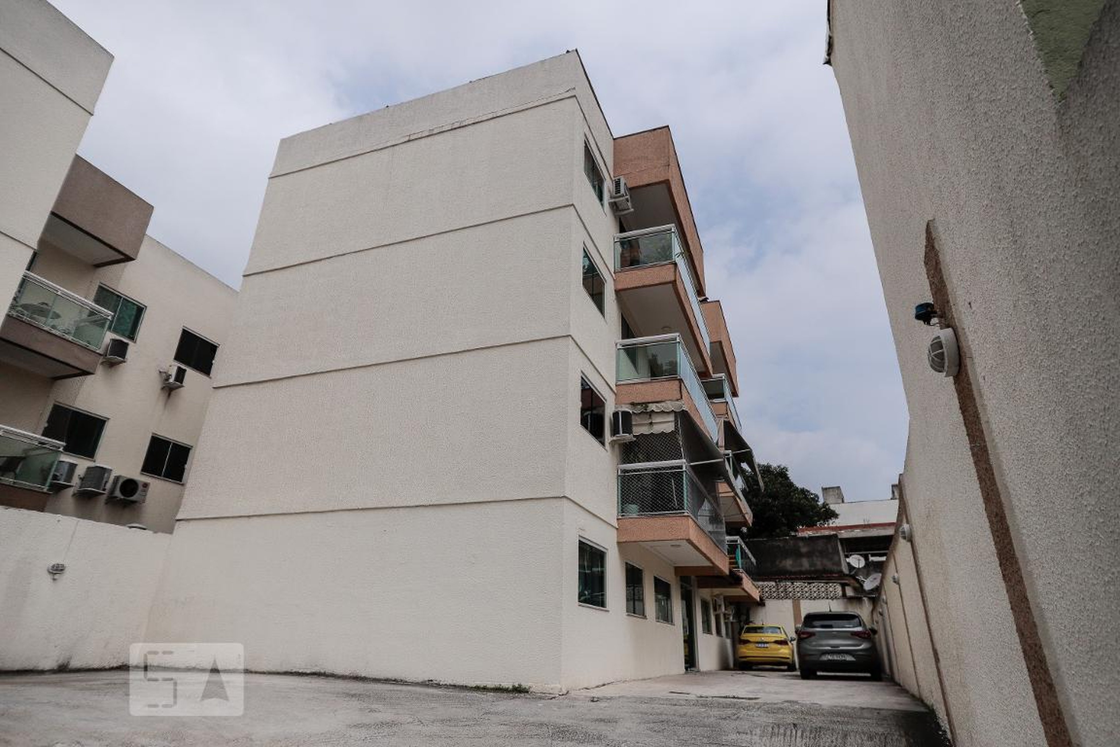 Fachada Condomínio em Rua Amália, 198