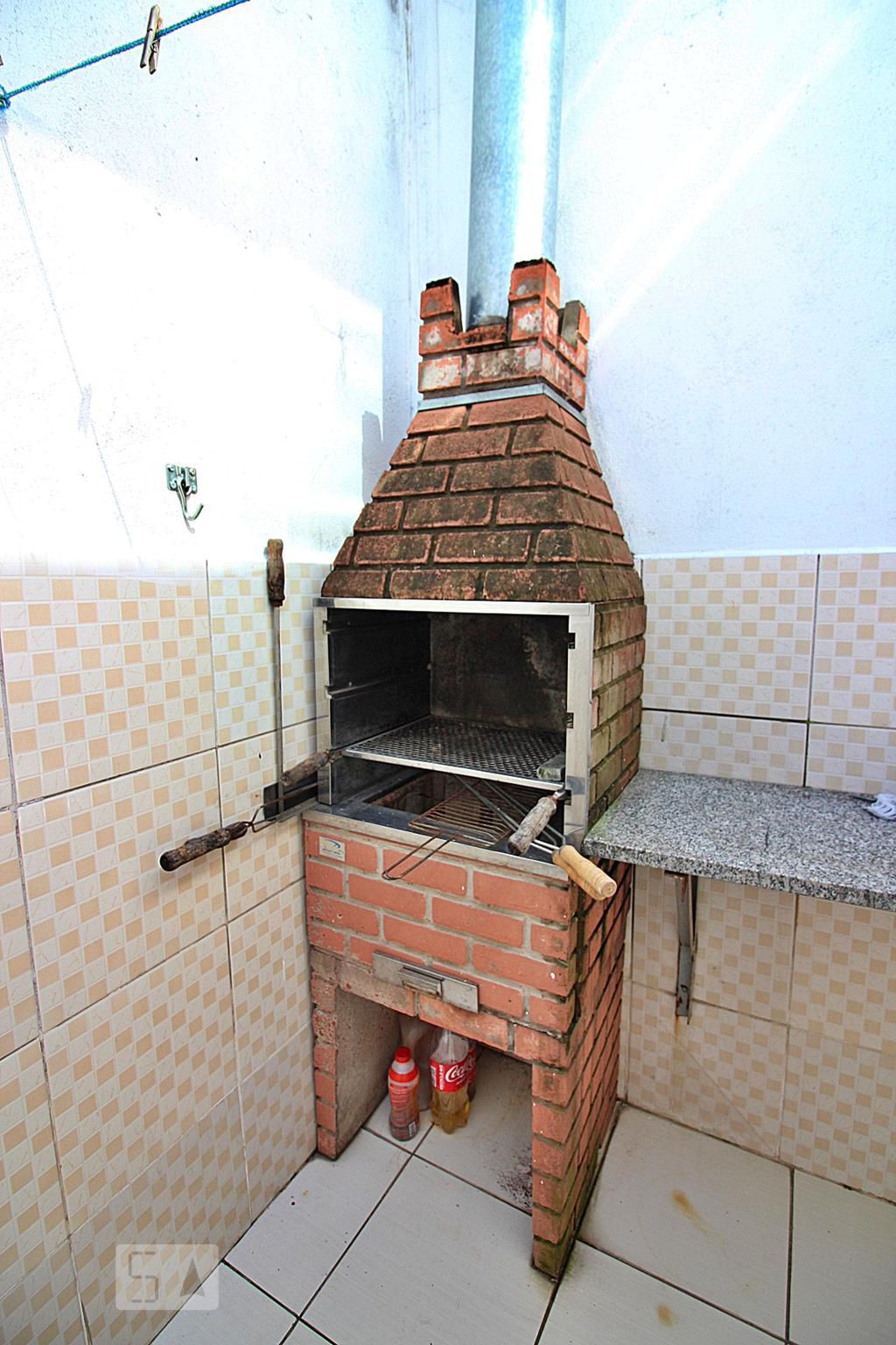 Churrasqueira Condomínio em Rua Francisco Alves, 162