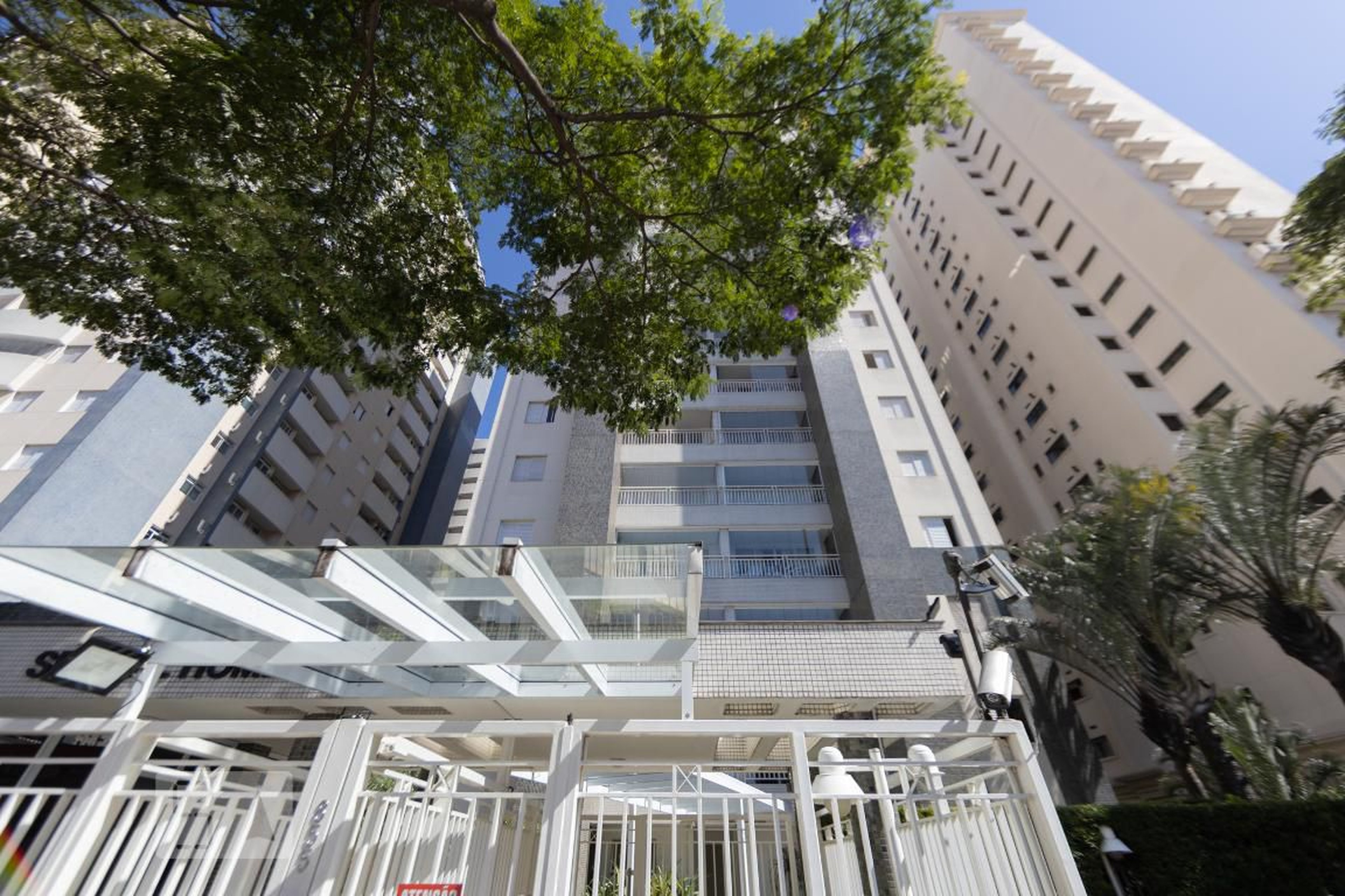 Fachada Condomínio em Rua Serra de Bragança, 113