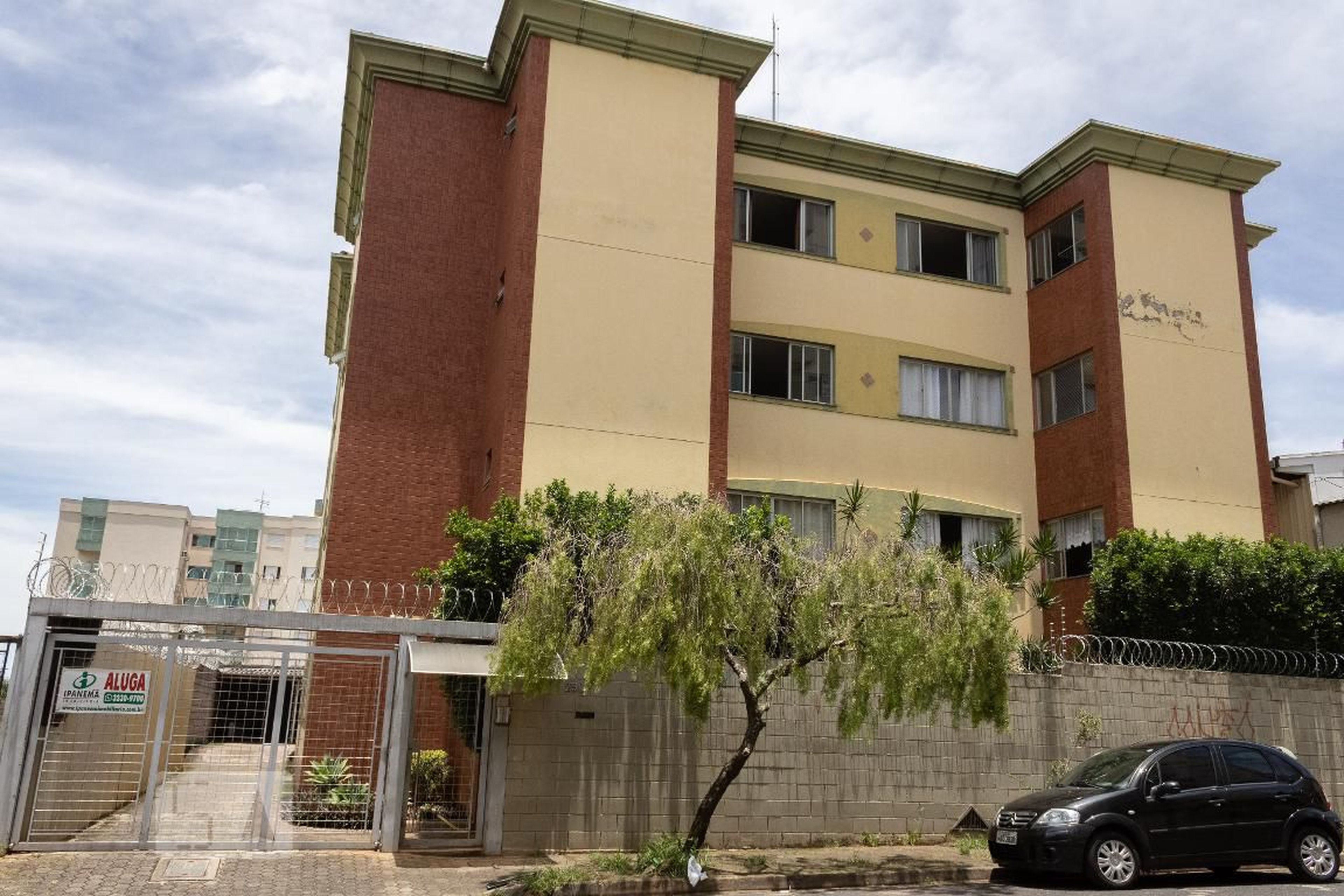 Fachada Condomínio em Rua Waldomira Rezende, 290