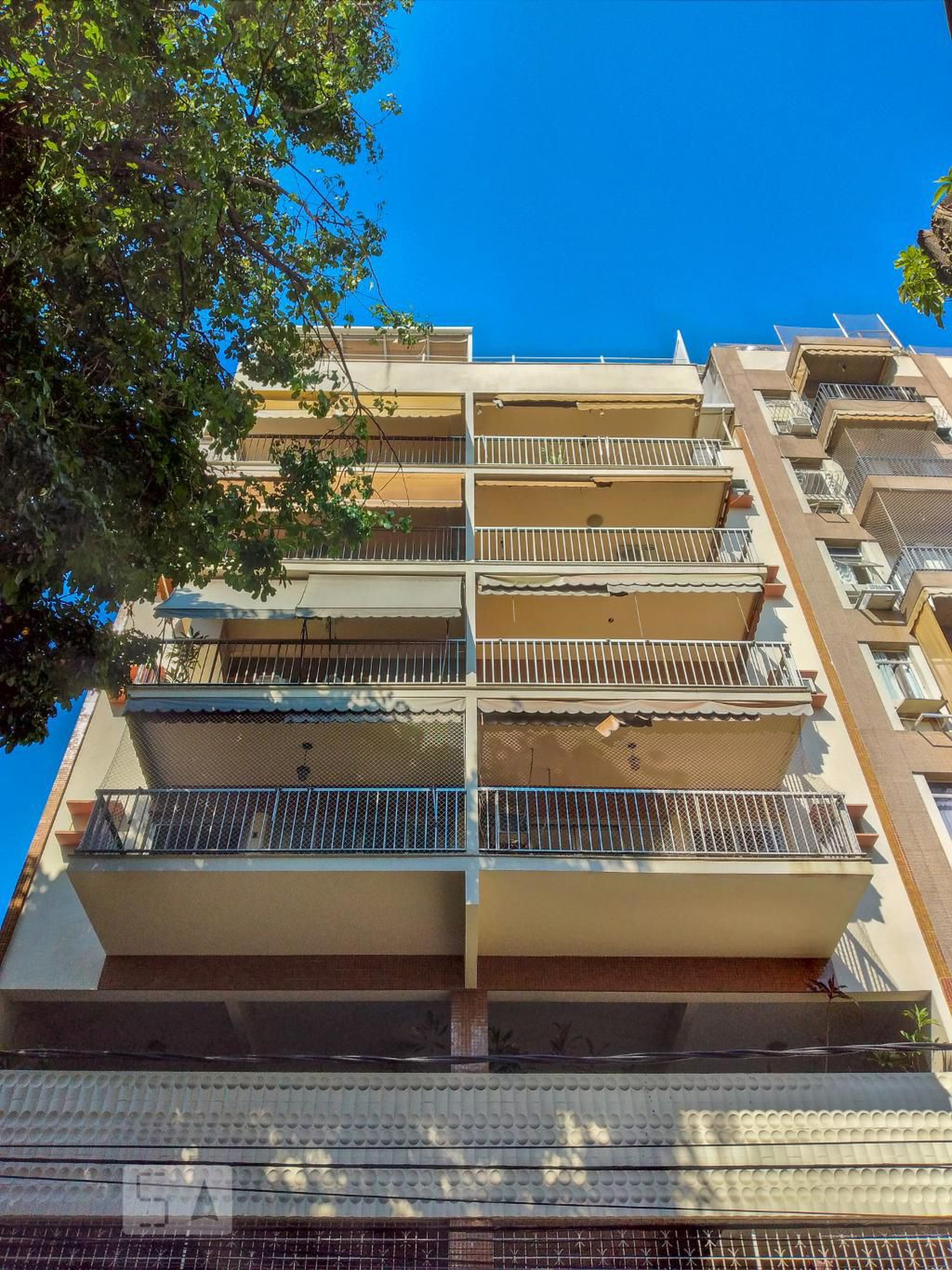 Fachada Condomínio em Rua Tomaz Coelho, 46