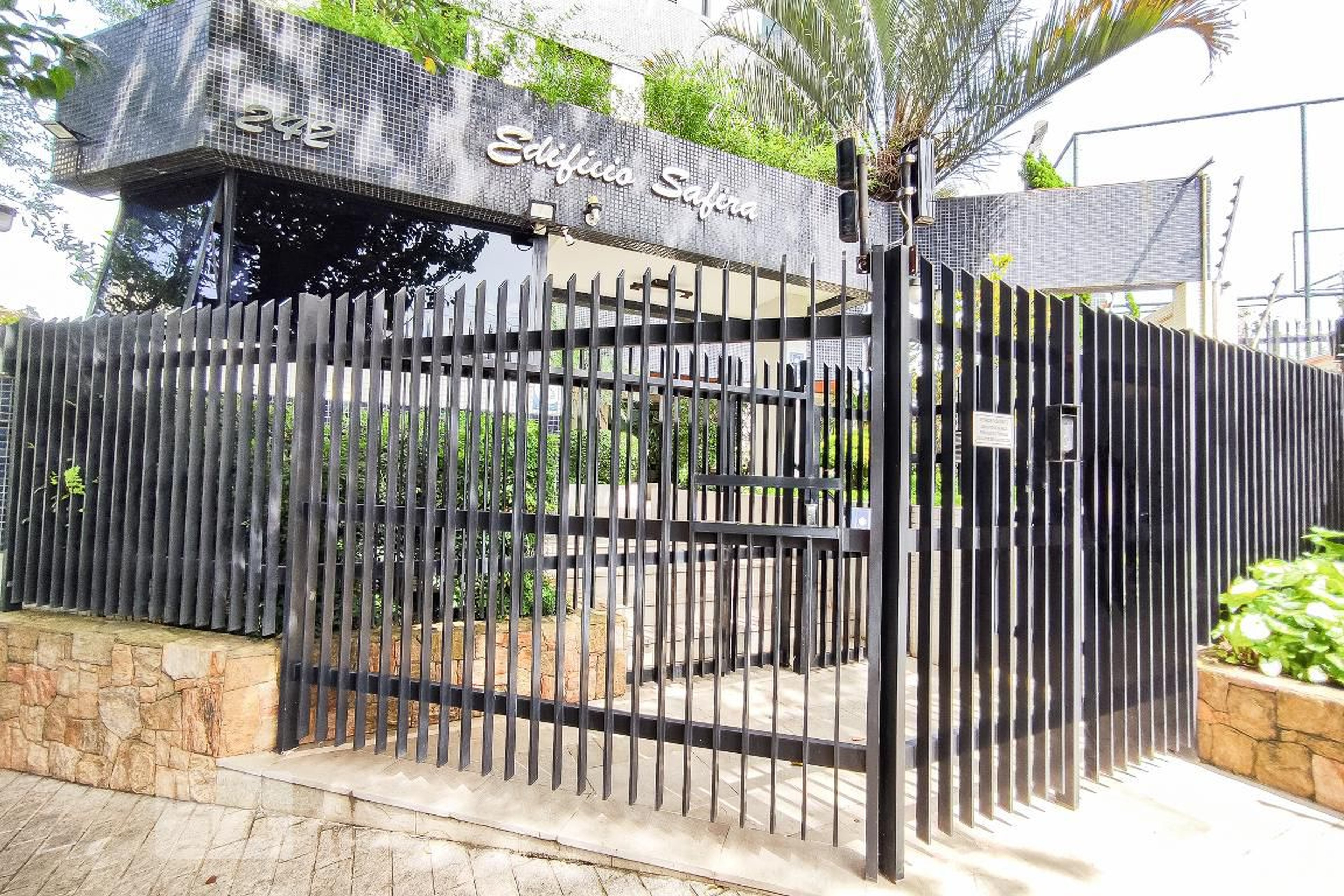 Fachada Condomínio em Rua Pitangueiras, 243