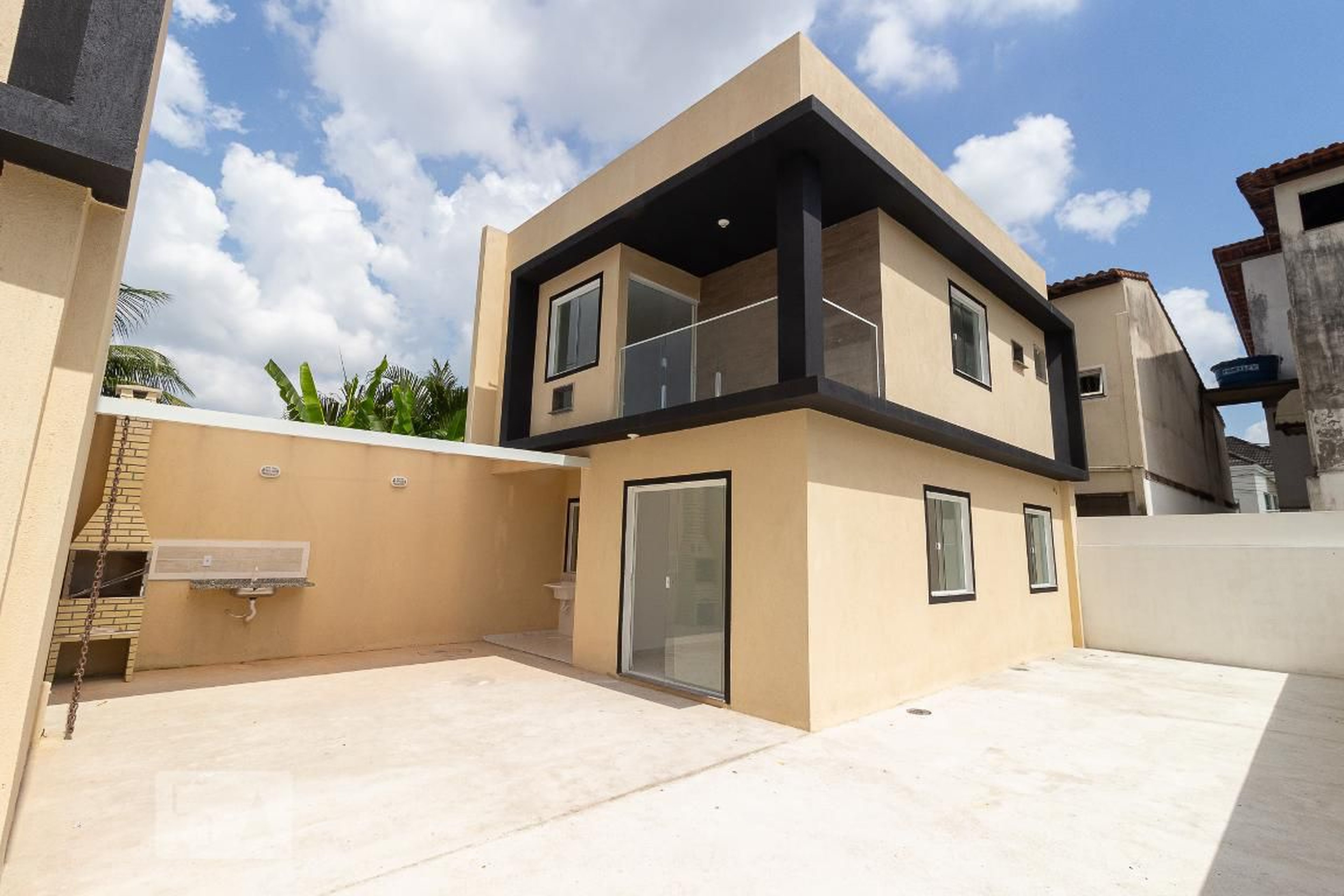 Fachada Condomínio em Rua Ajurana, 254