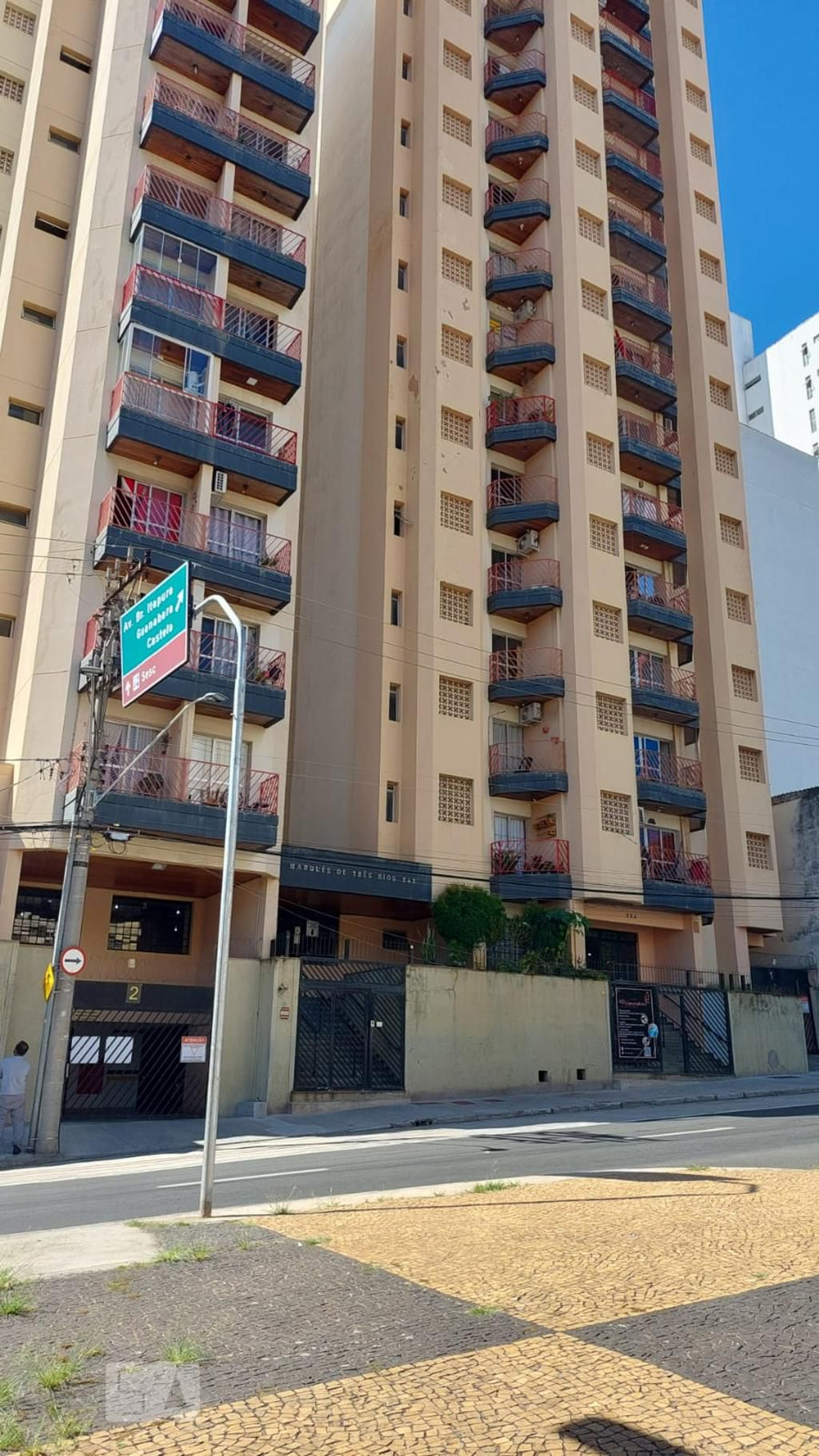 Fachada Condomínio em Rua Marquês de Três Rios, 424