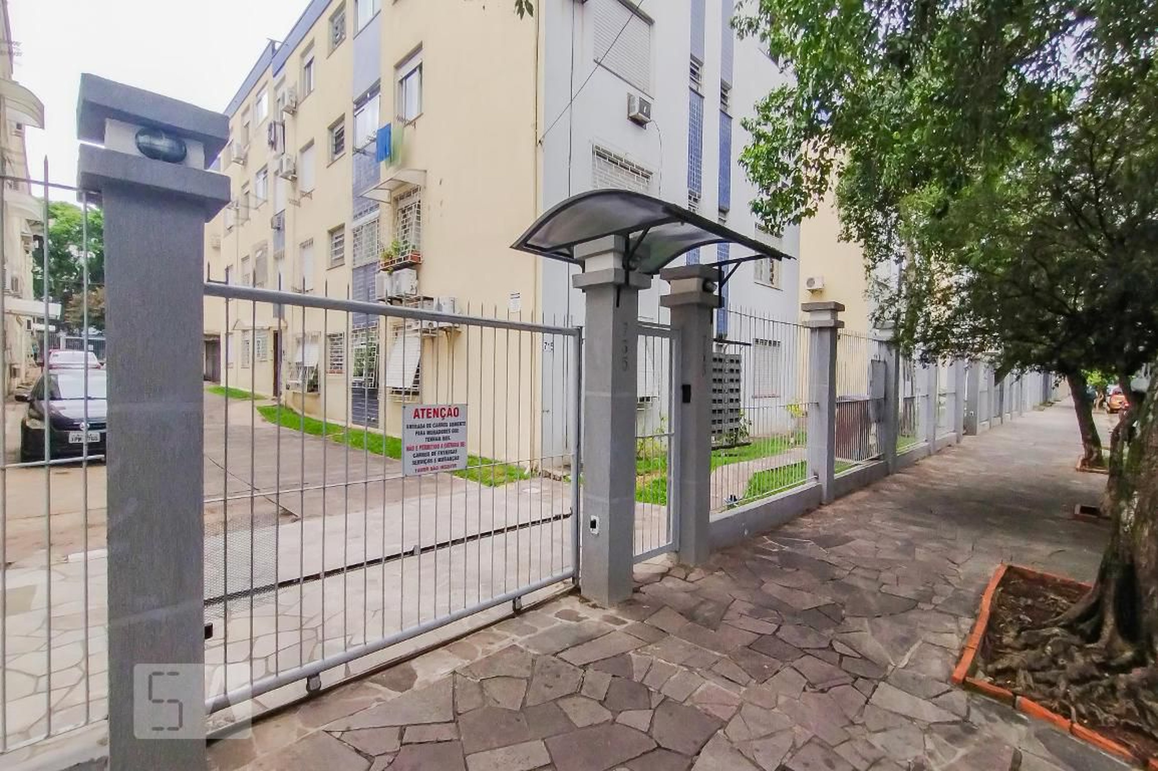 Fachada do Condomínio Condomínio em Rua Gaston Englert, 735