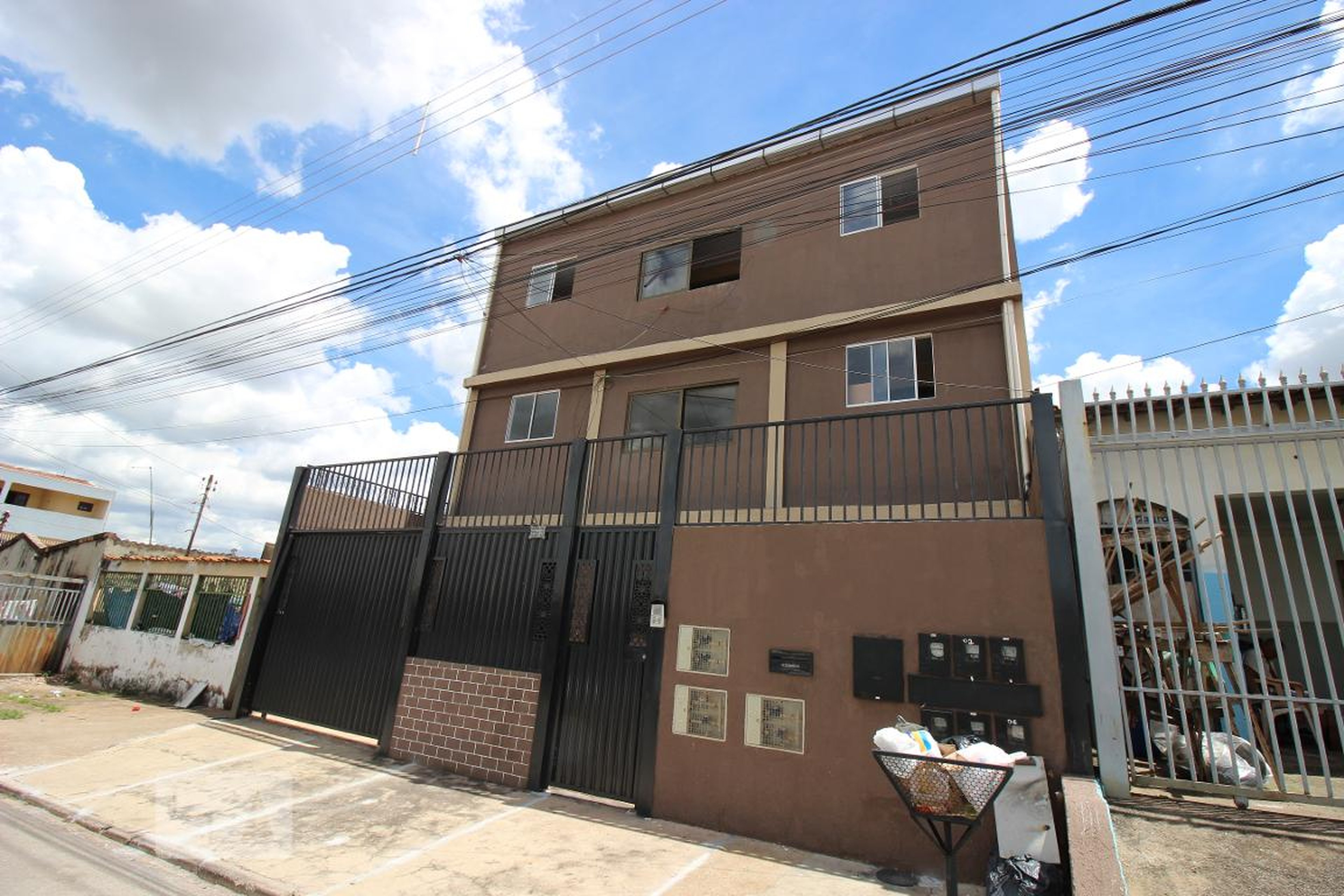 Fachada Condomínio em AVENIDA RECANTO DAS EMAS Q 113 LT 1, s/n