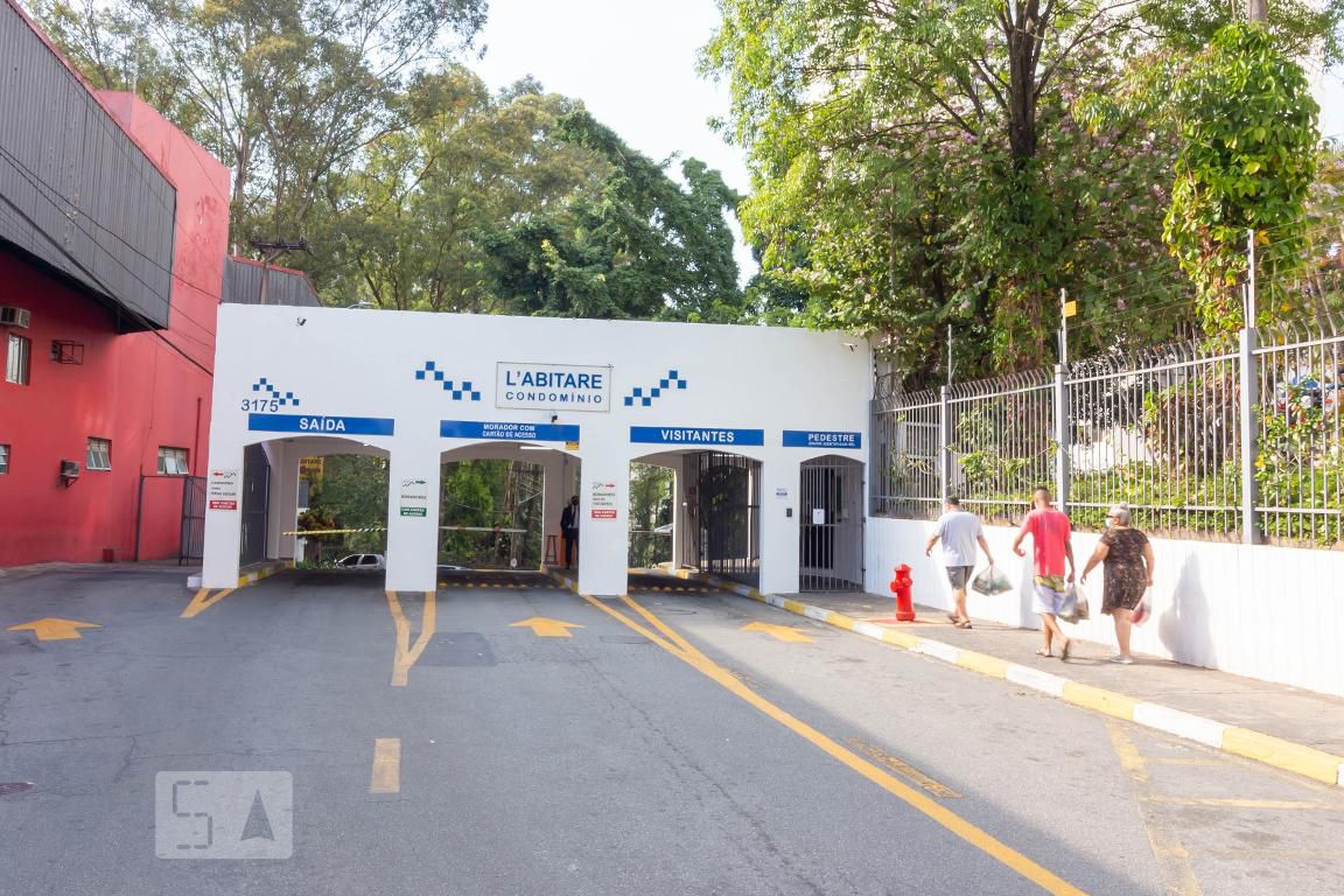 Fachada do Condomínio Condomínio Espaço Raposo