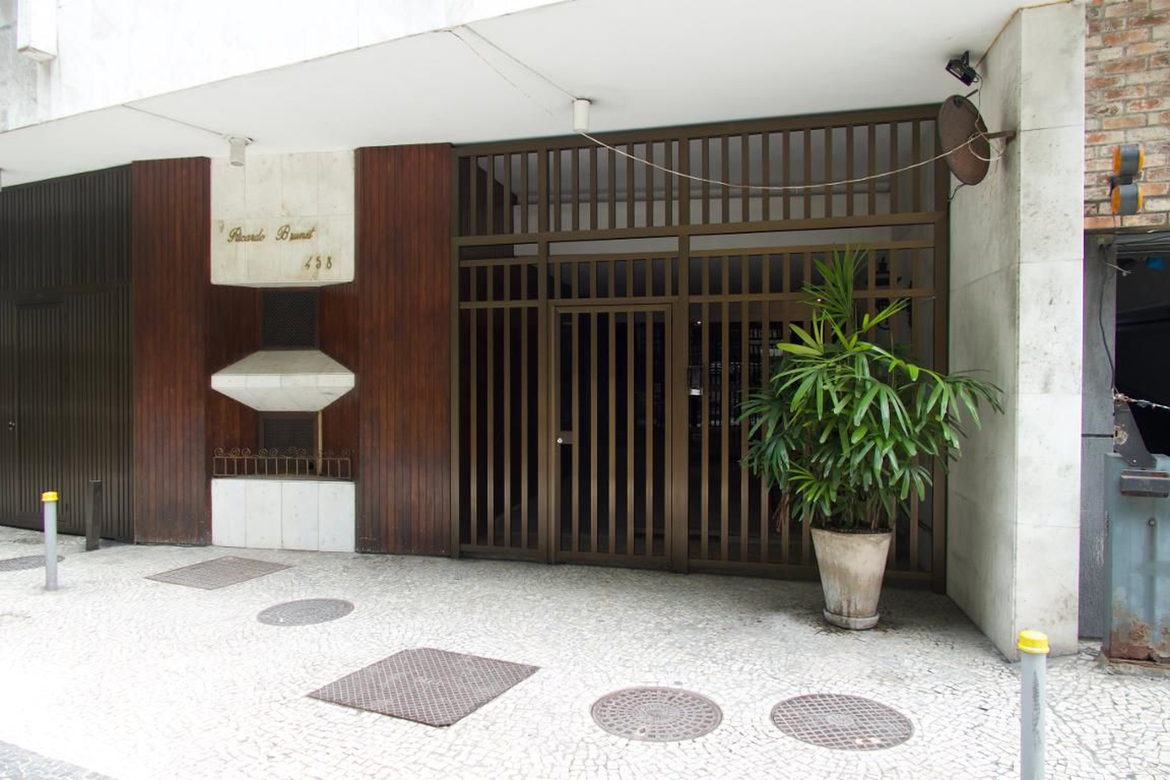 Entrada do prédio - Ricardo Brunet