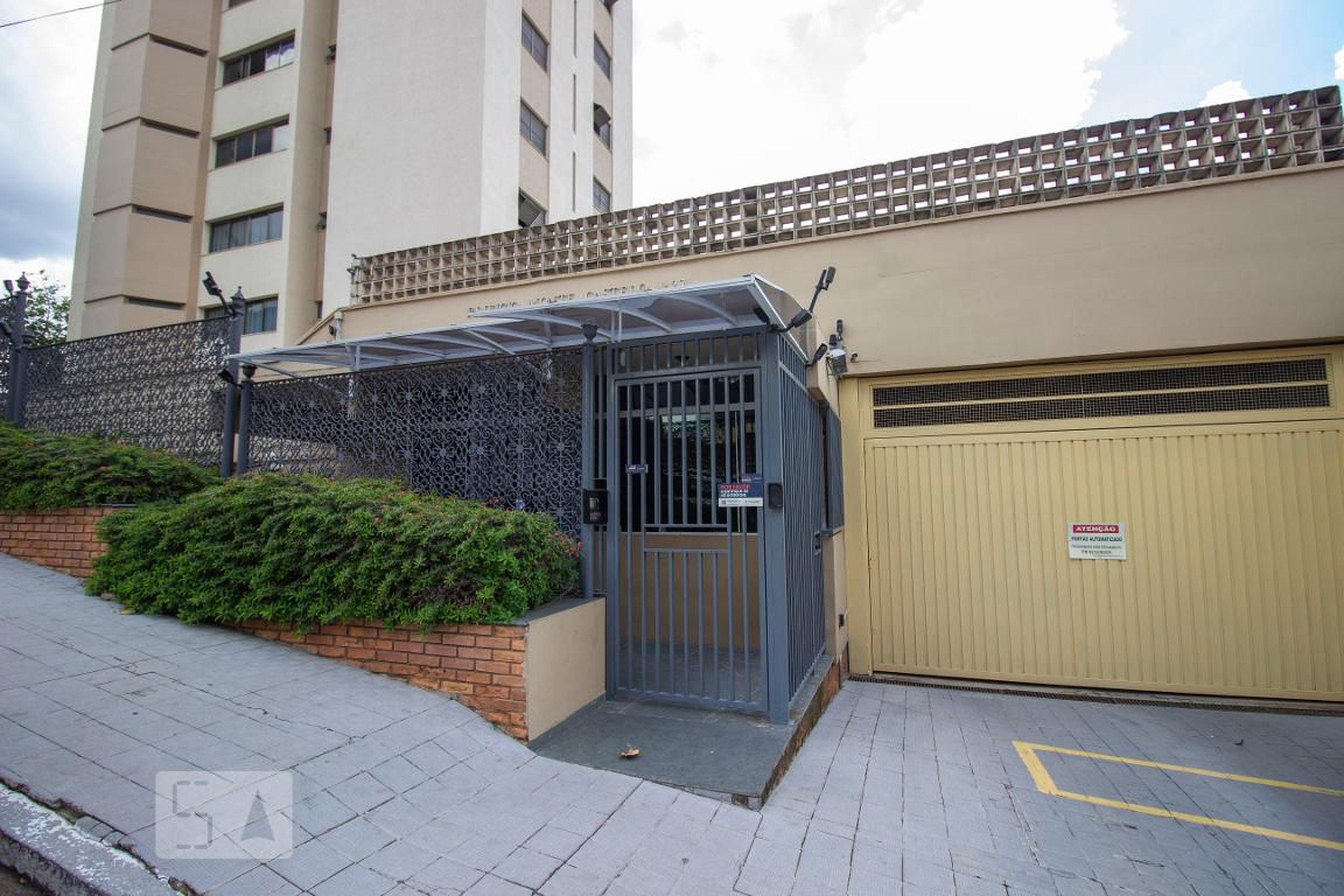 Fachada do Condomínio Edifício Monte Castelo