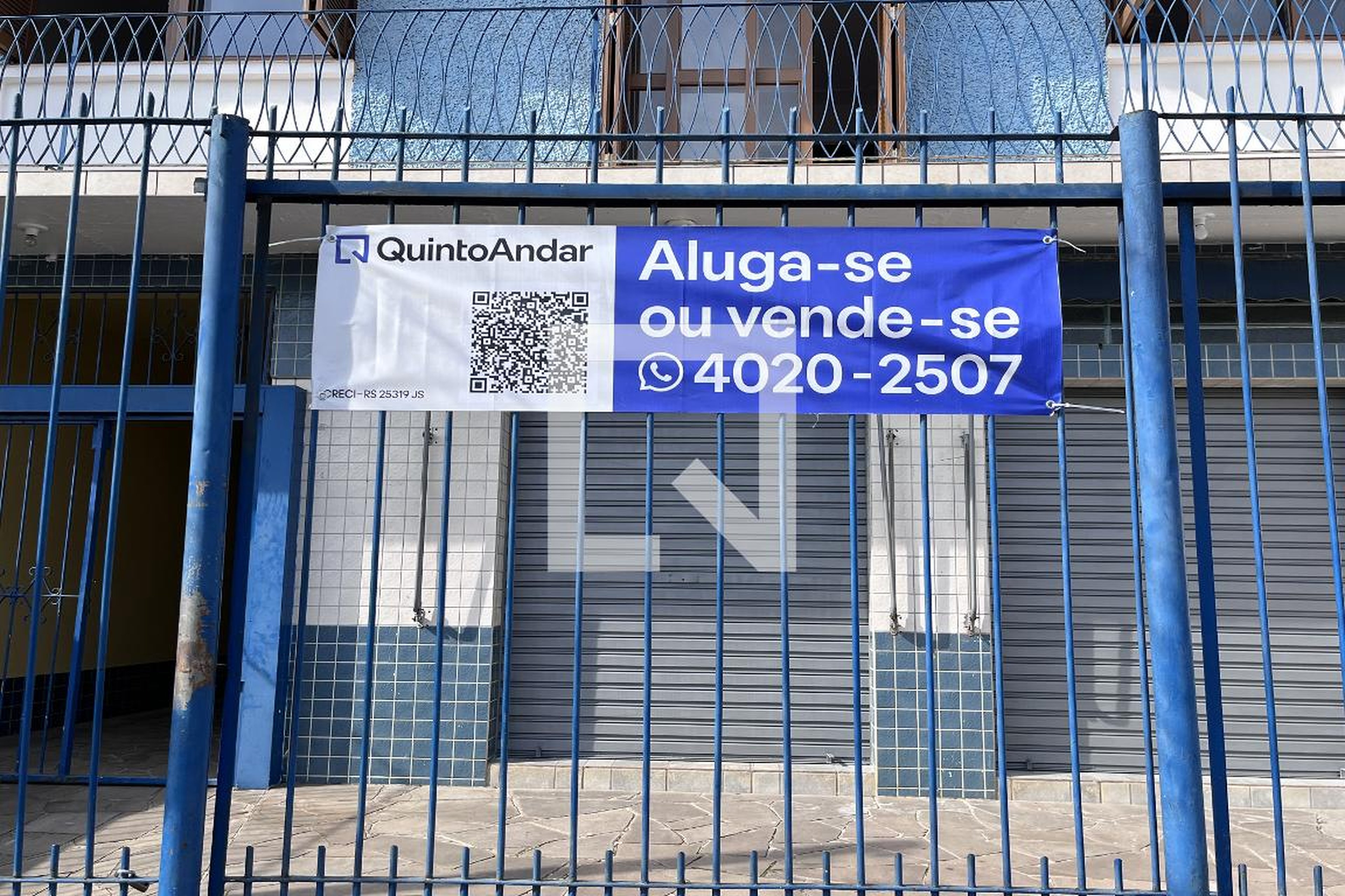 Fachada Condomínio em Rua Paulino Azurenha, 396