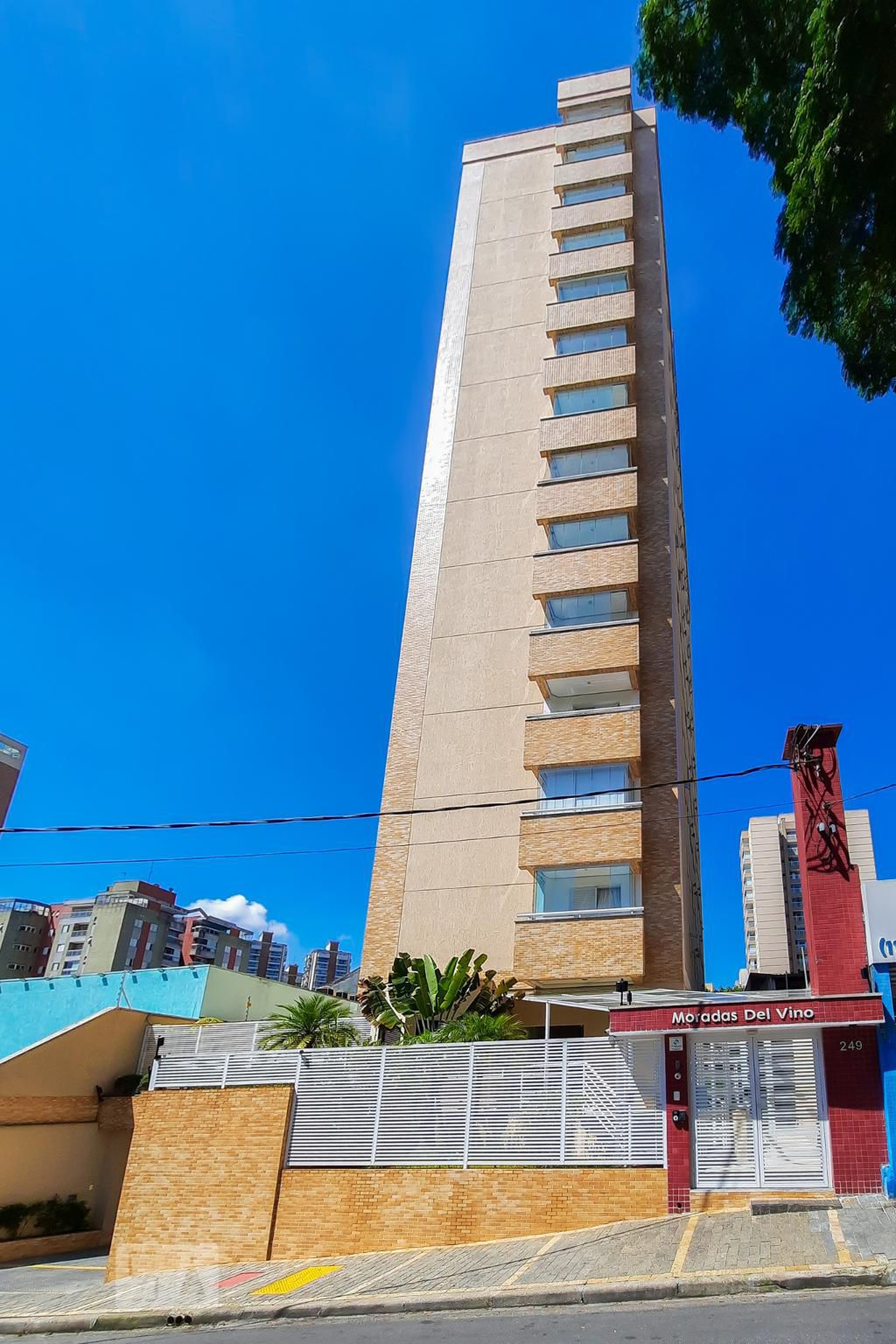 Fachada do Condomínio Condomínio Morada Del Vino