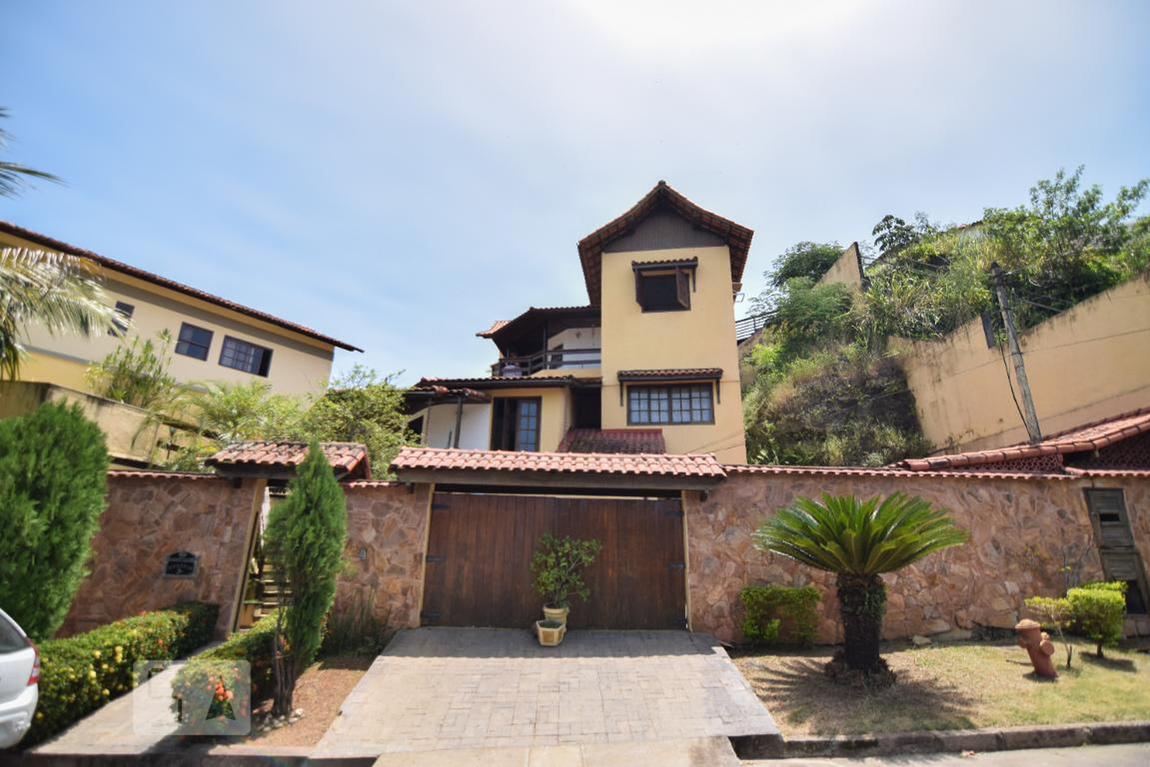 Fachada Condomínio em Rua Francisco Saturnino Braga, 160