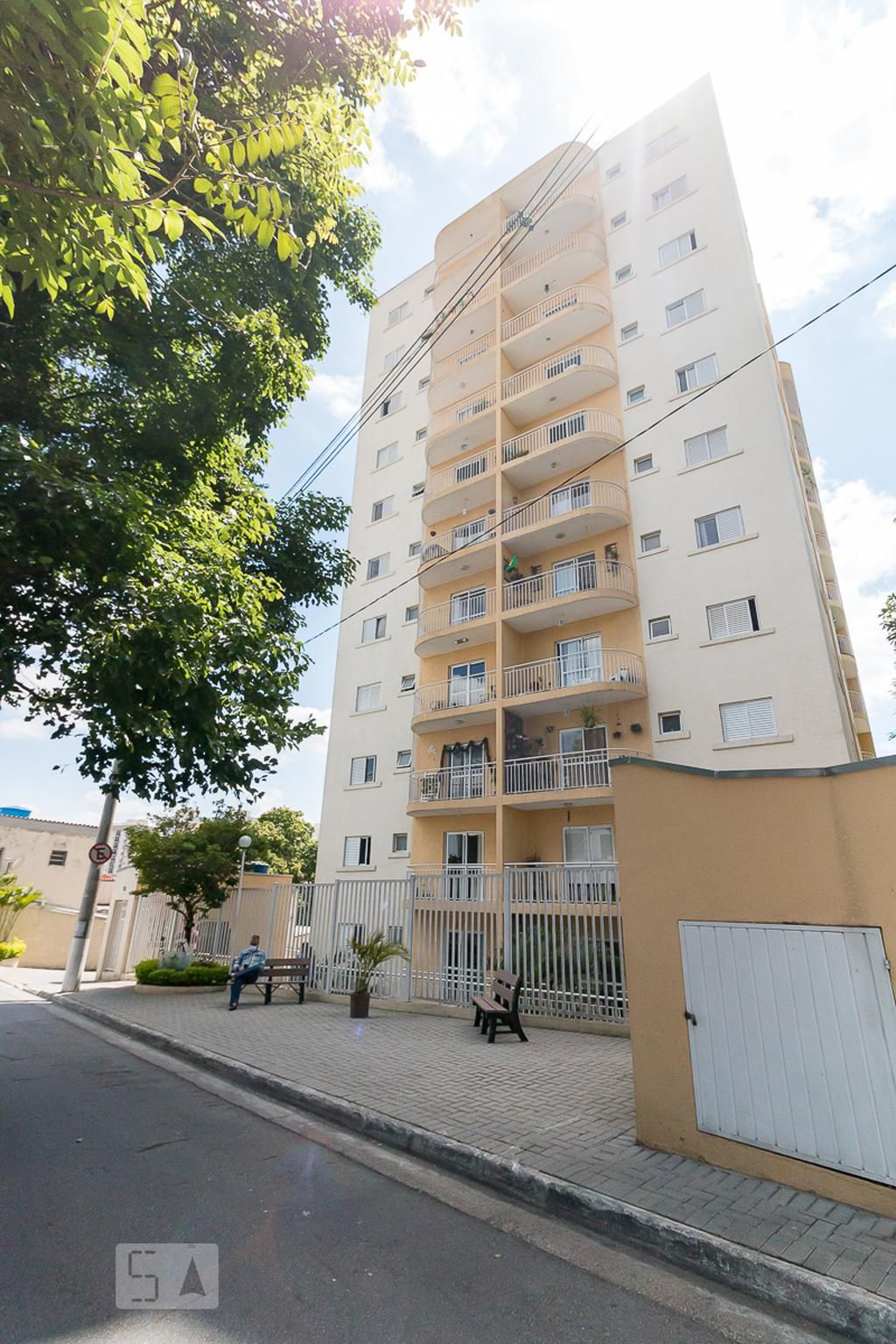 Entrada do prédio - Flor de Liz